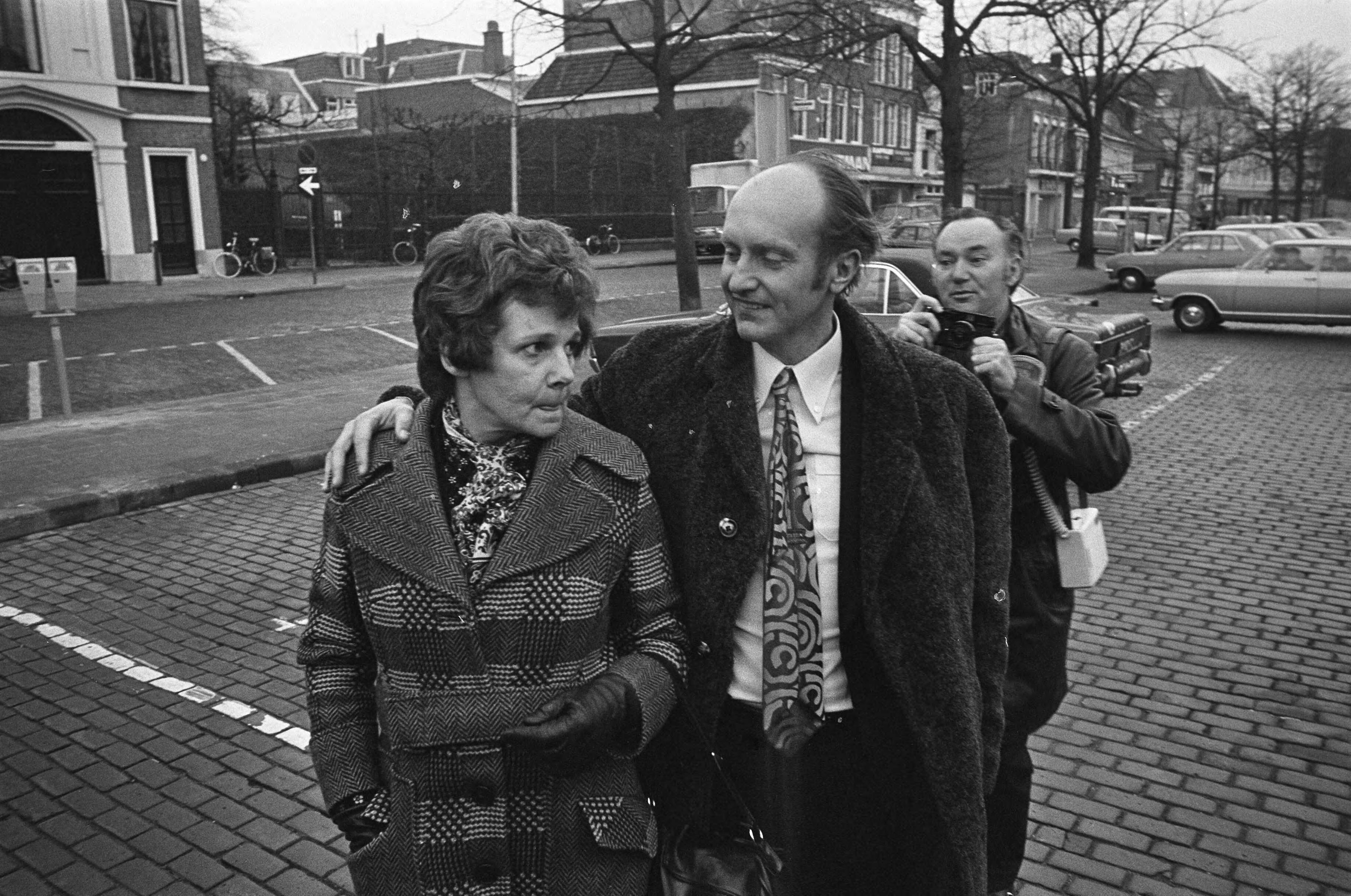 Fotocollectie Anefo — Euthanasie-proces begonnen tegen mw Postma van Boven in Leeuwarden, mw Postma en haar echtgenoot bij gerechtsgebouw — Foto: Verhoeff, Bert / Anefo. Licentie: Set B: Rechtenvrij / Publiek Domein. Bron: Nationaal Archief. http://hdl.handle.net/10648/ac246c06-d0b4-102d-bcf8-003048976d84