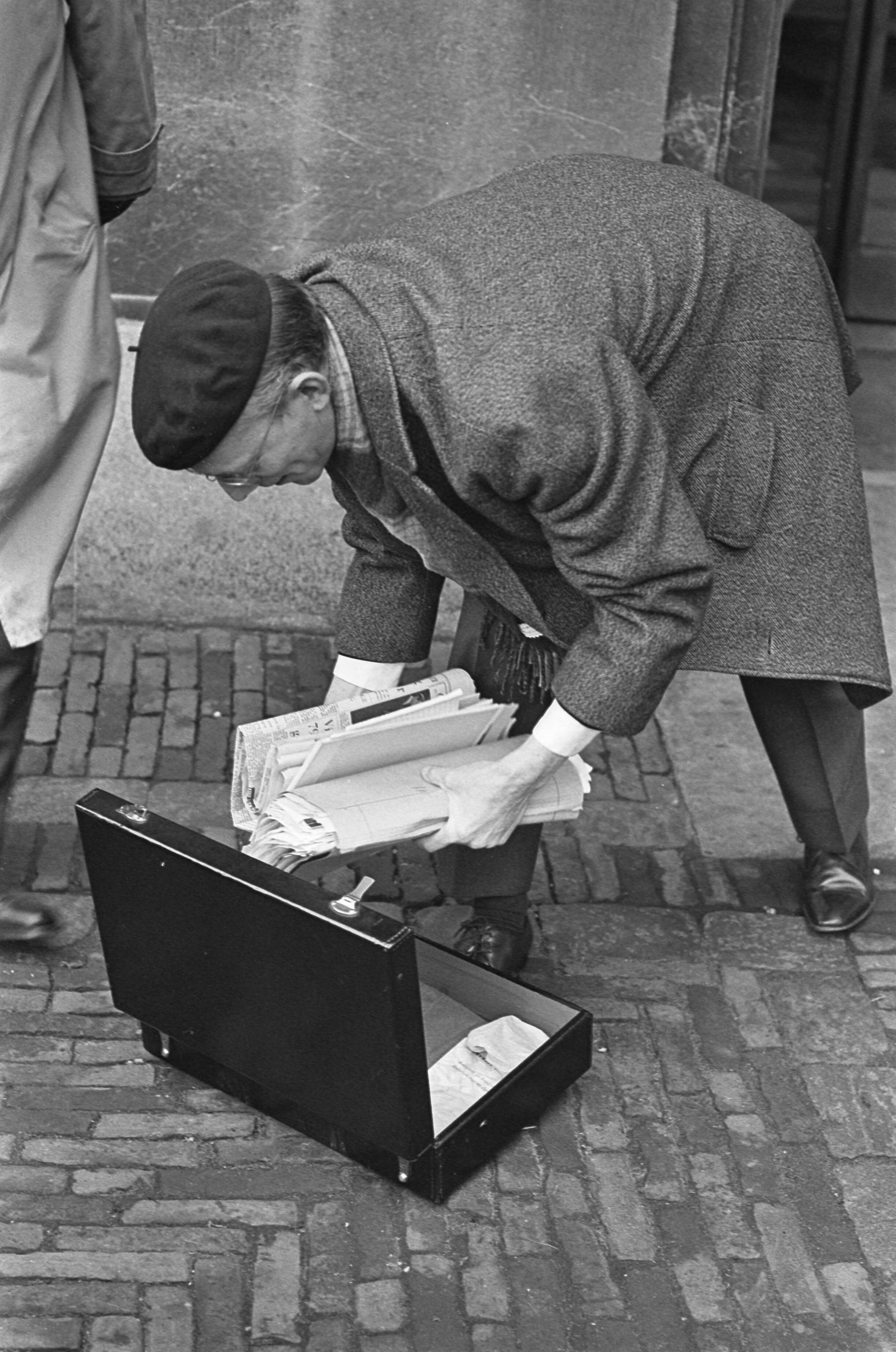 Fotocollectie Anefo — Petitie Vietnam, de heer Bouman op het Binnenhof te Den Haag — Foto: Merk, Ben / Anefo. Licentie: Set B: Rechtenvrij / Publiek Domein. Bron: Nationaal Archief. http://hdl.handle.net/10648/ab0cc480-d0b4-102d-bcf8-003048976d84
