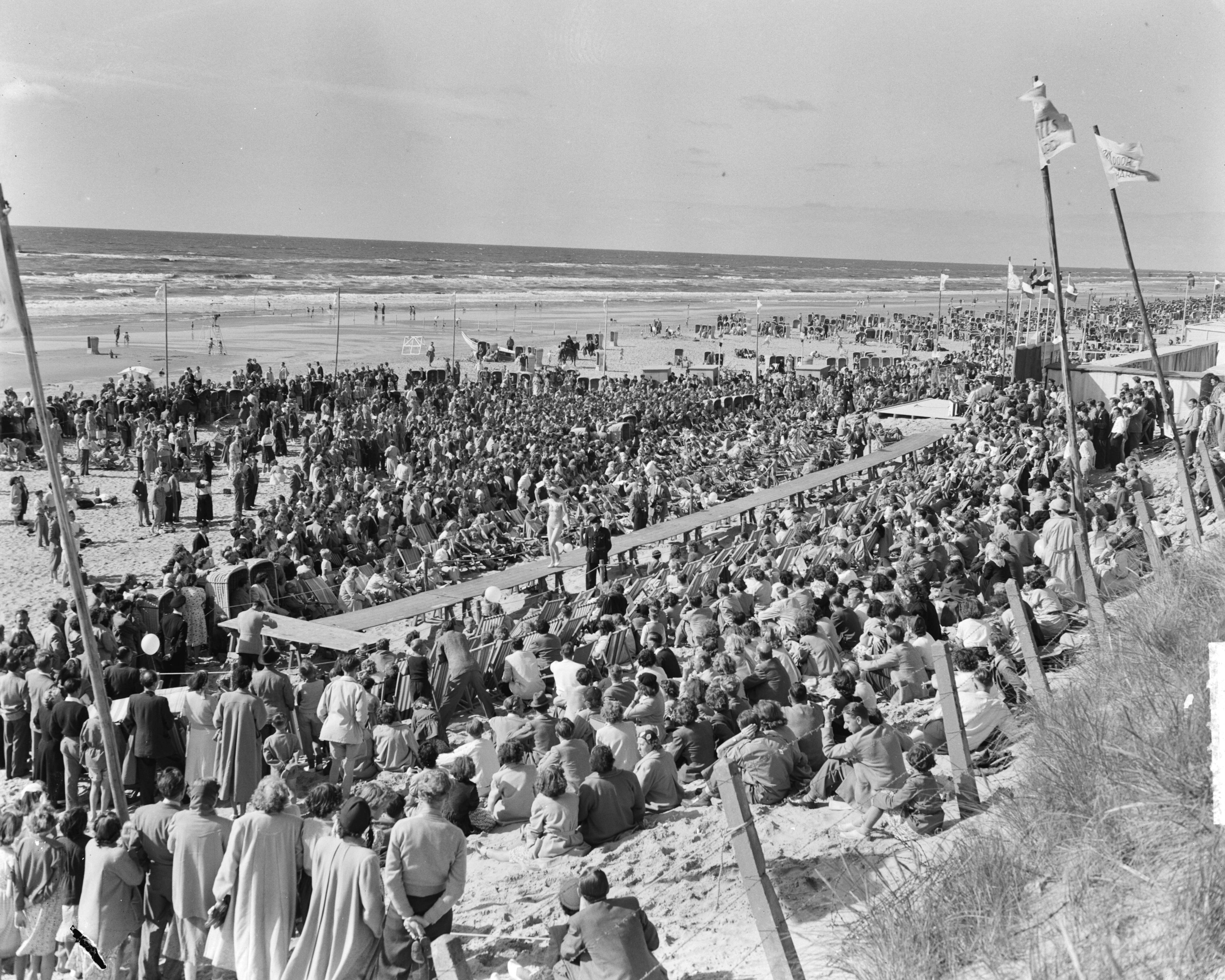 Miss Zandvoort — Verkiezing Miss Zandvoort. Publieke belangstelling bij het Zuiderbad — Foto: Pot, Harry / Anefo. Licentie: Set B: Rechtenvrij / Publiek Domein. Bron: Nationaal Archief. http://hdl.handle.net/10648/a8ed070a-d0b4-102d-bcf8-003048976d84
