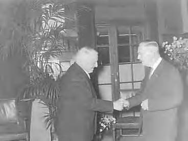 Fotocollectie Anefo — Afscheidsreceptie van mr. dr. L. N. Deckers in het gebouw van de ANVV te Den Haag. Hij was 19 jaar voorzitter van het hoofdbestuur van de Algemene Nederlandse Vereniging van Vreemdelingenverkeer (ANVV) — Foto: Noske, J.D. / Anefo. Licentie: Set B: Rechtenvrij / Publiek Domein. Bron: Nationaal Archief. http://hdl.handle.net/10648/a98b27a0-d0b4-102d-bcf8-003048976d84