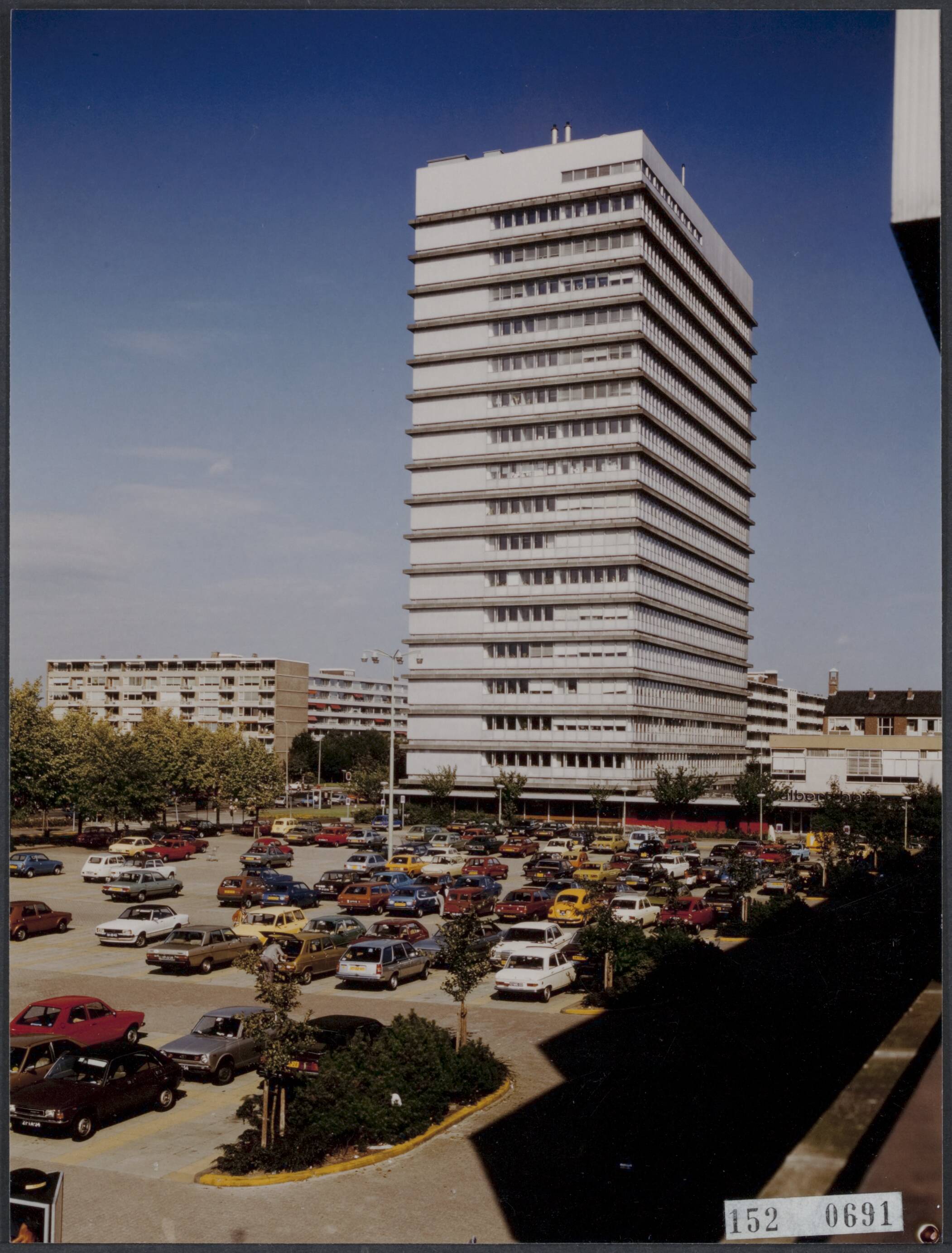 Fotocollectie Rijksvoorlichtingsdienst Eigen — Ministerie van Cultuur, Recreatie en Maatschappelijk Werk te Rijswijk [Na verhuizing van het C.R.M in 1971, trok de Belastingdienst en de FIOD in het gebouw. Sinds 2021 is het een appartementengebouw genaamd "De Generaal"] — Foto: Publicam / Hartemink, Piet. Licentie: Set B: Rechtenvrij / Publiek Domein. Bron: Nationaal Archief. http://hdl.handle.net/10648/af799f7a-d0b4-102d-bcf8-003048976d84