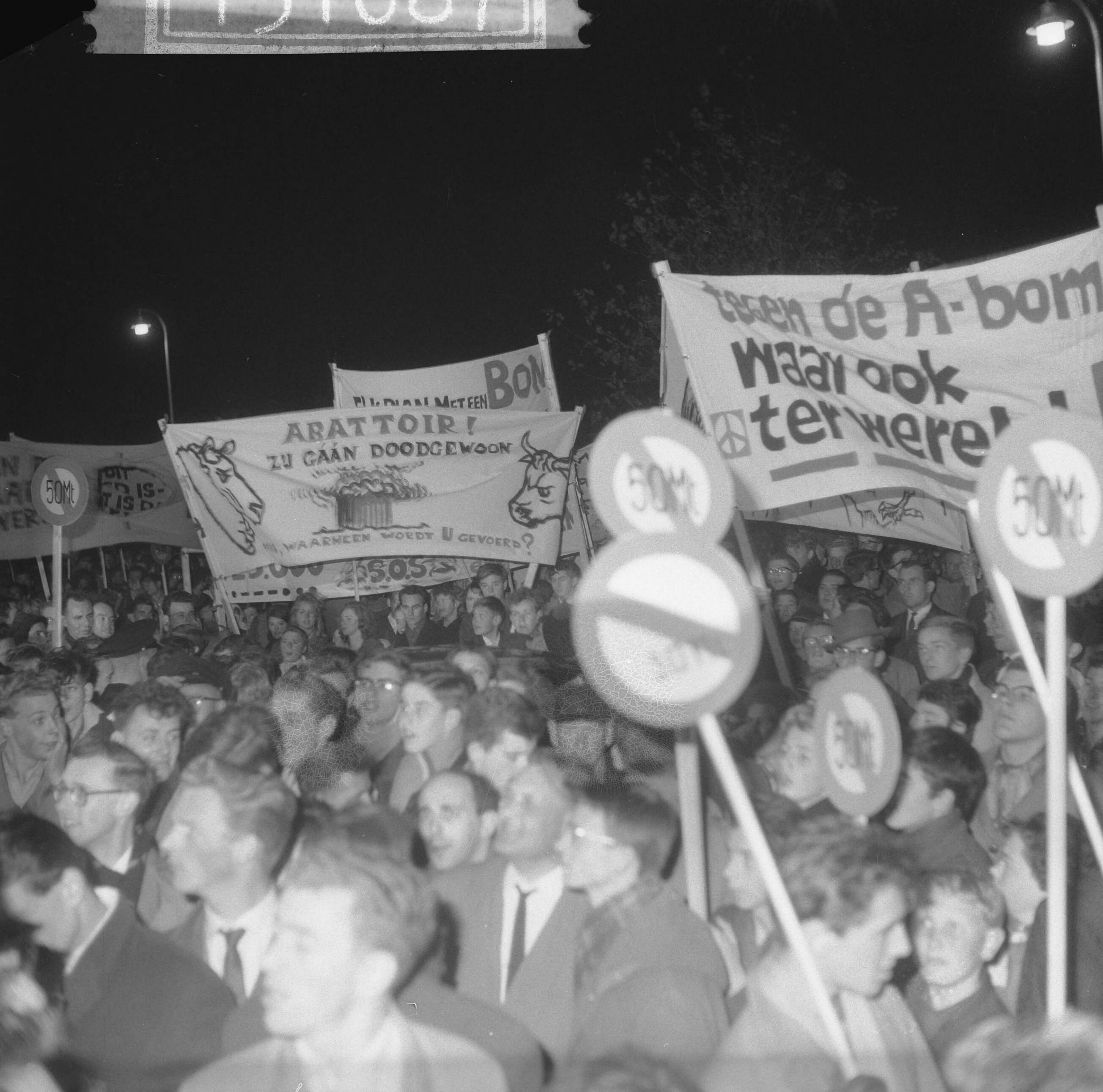 Fotocollectie Anefo — Anti-Atoombommars in Den Haag. Demonstranten met spandoeken — Foto: Pot, Harry / Anefo. Licentie: Set B: Rechtenvrij / Publiek Domein. Bron: Nationaal Archief. http://hdl.handle.net/10648/a9e9952e-d0b4-102d-bcf8-003048976d84
