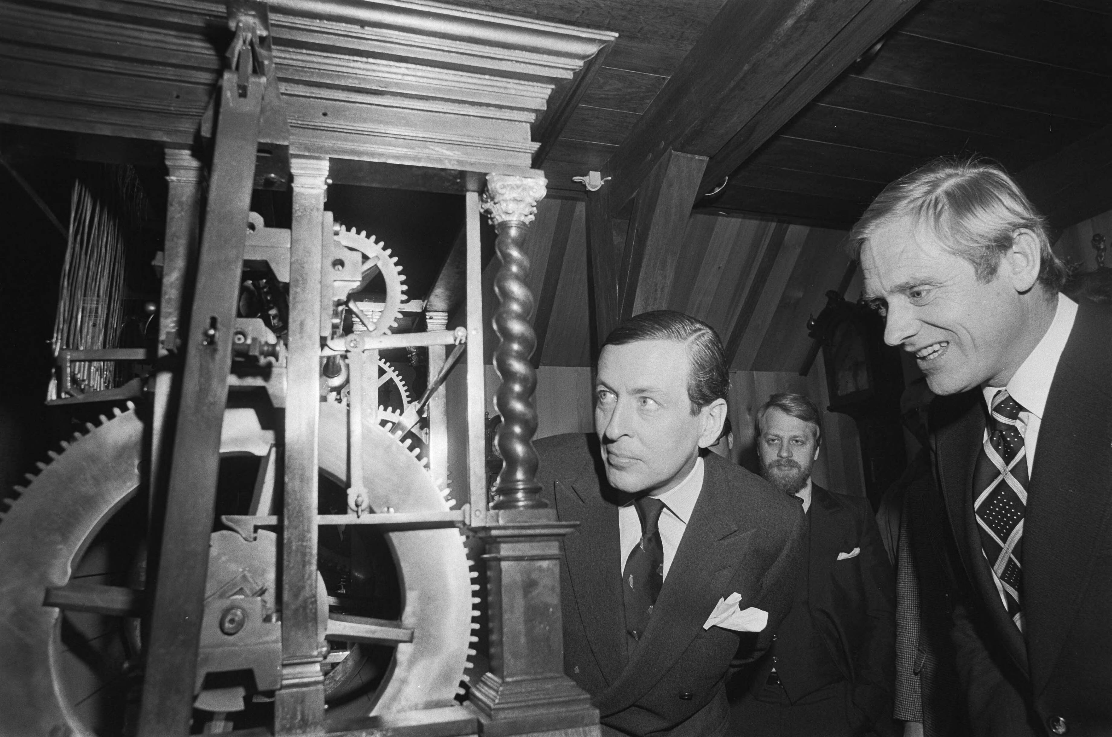 Fotocollectie Anefo — Prins Claus opent Zaans Uurwerkmuseum in Zaanstad; Claus bij oud uurwerk — Foto: Mieremet, Rob / Anefo. Licentie: Set B: Rechtenvrij / Publiek Domein. Bron: Nationaal Archief. http://hdl.handle.net/10648/ac7c74c8-d0b4-102d-bcf8-003048976d84