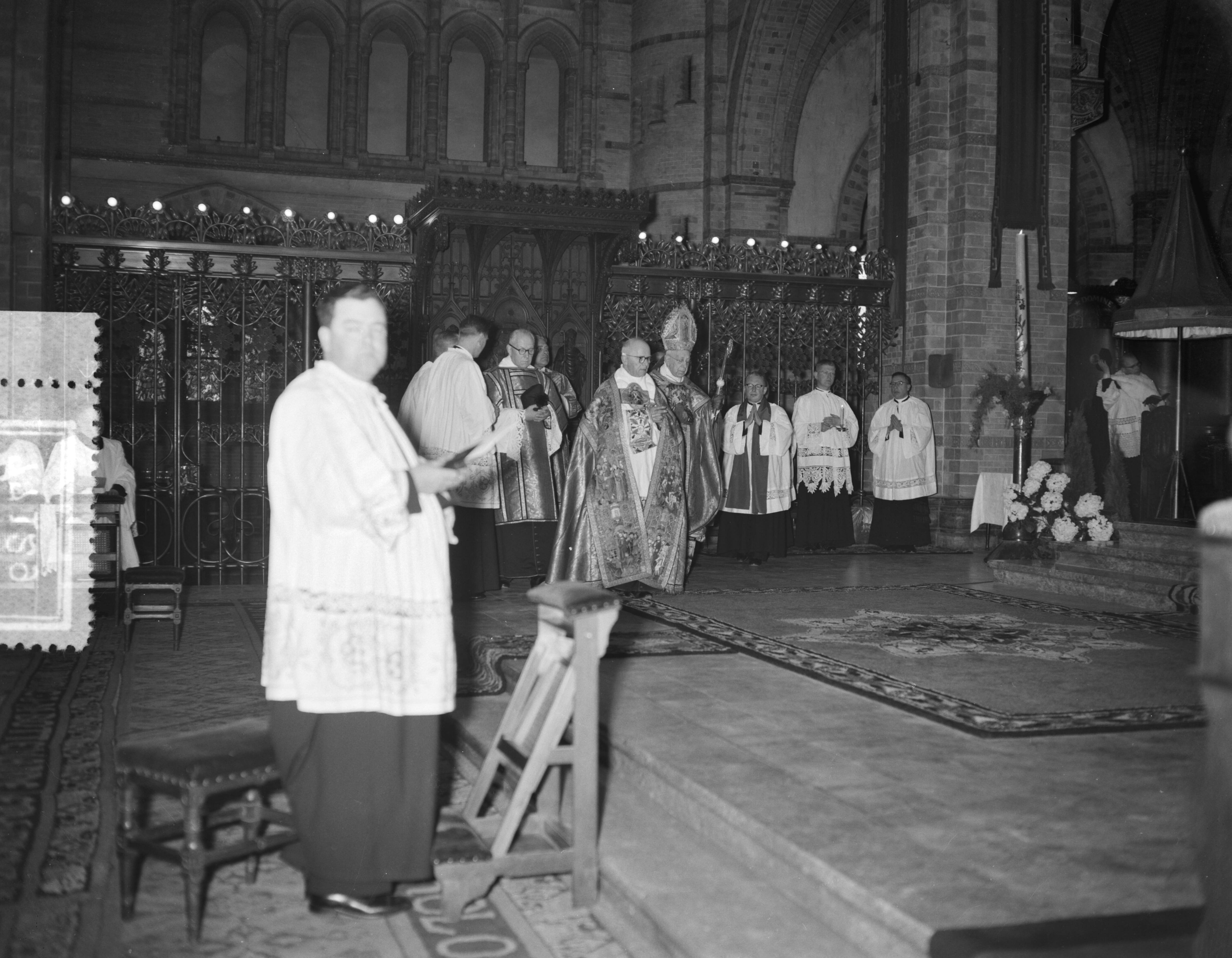 Fotocollectie Anefo — Priesters van het Rotterdams diocees nemen afscheid van de bisschop van Haarlem, mgr. J.P. Huibers — Foto: Rossem, Wim van / Anefo. Licentie: Set B: Rechtenvrij / Publiek Domein. Bron: Nationaal Archief. http://hdl.handle.net/10648/a9469d10-d0b4-102d-bcf8-003048976d84