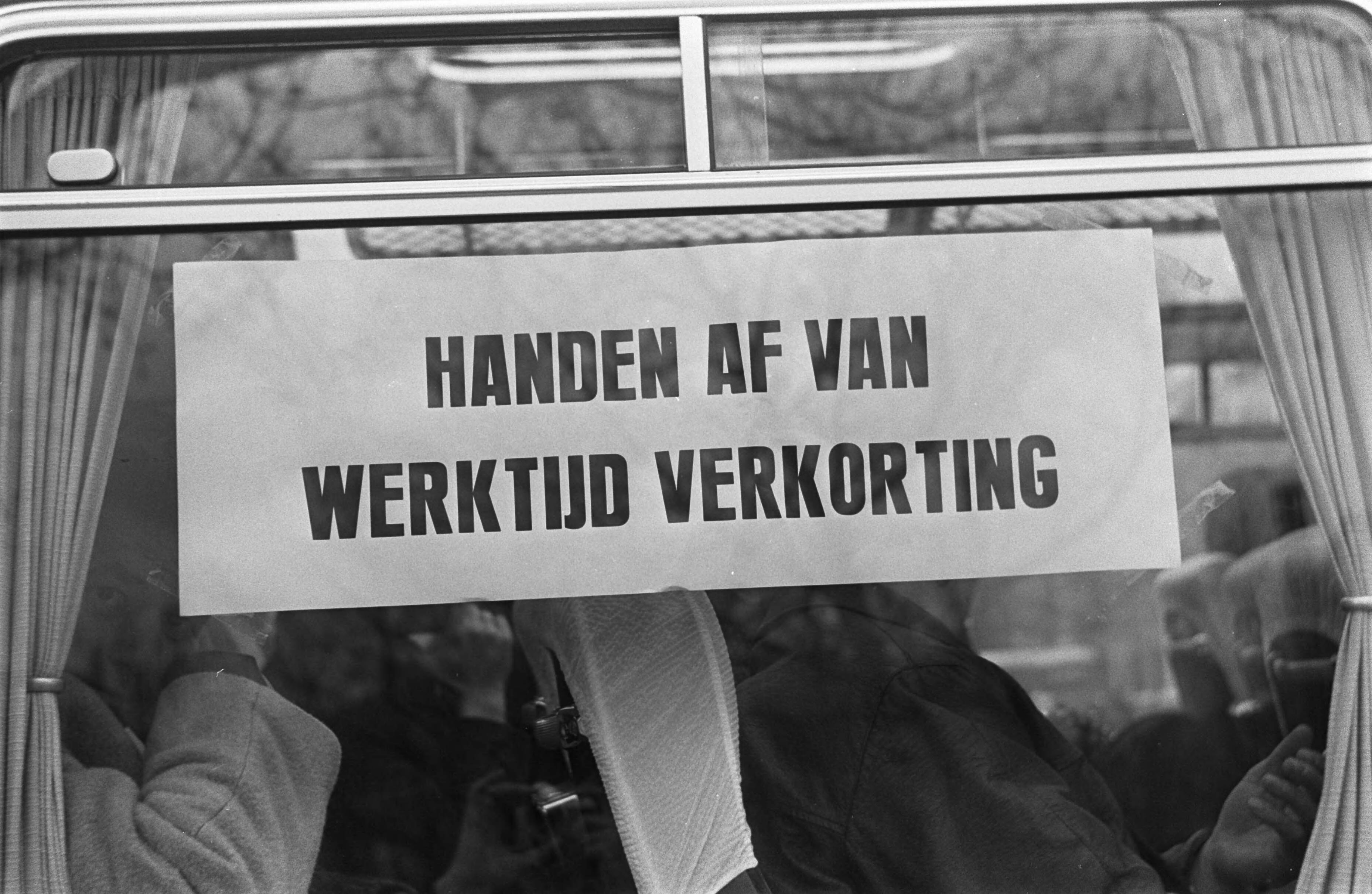 Fotocollectie Anefo — Amsterdamse bouwvakkers naar Den Haag om te demonstreren Ramen van bus volgeplakt met leuzen — Foto: Evers, Joost / Anefo. Licentie: Set B: Rechtenvrij / Publiek Domein. Bron: Nationaal Archief. http://hdl.handle.net/10648/ab3b750a-d0b4-102d-bcf8-003048976d84