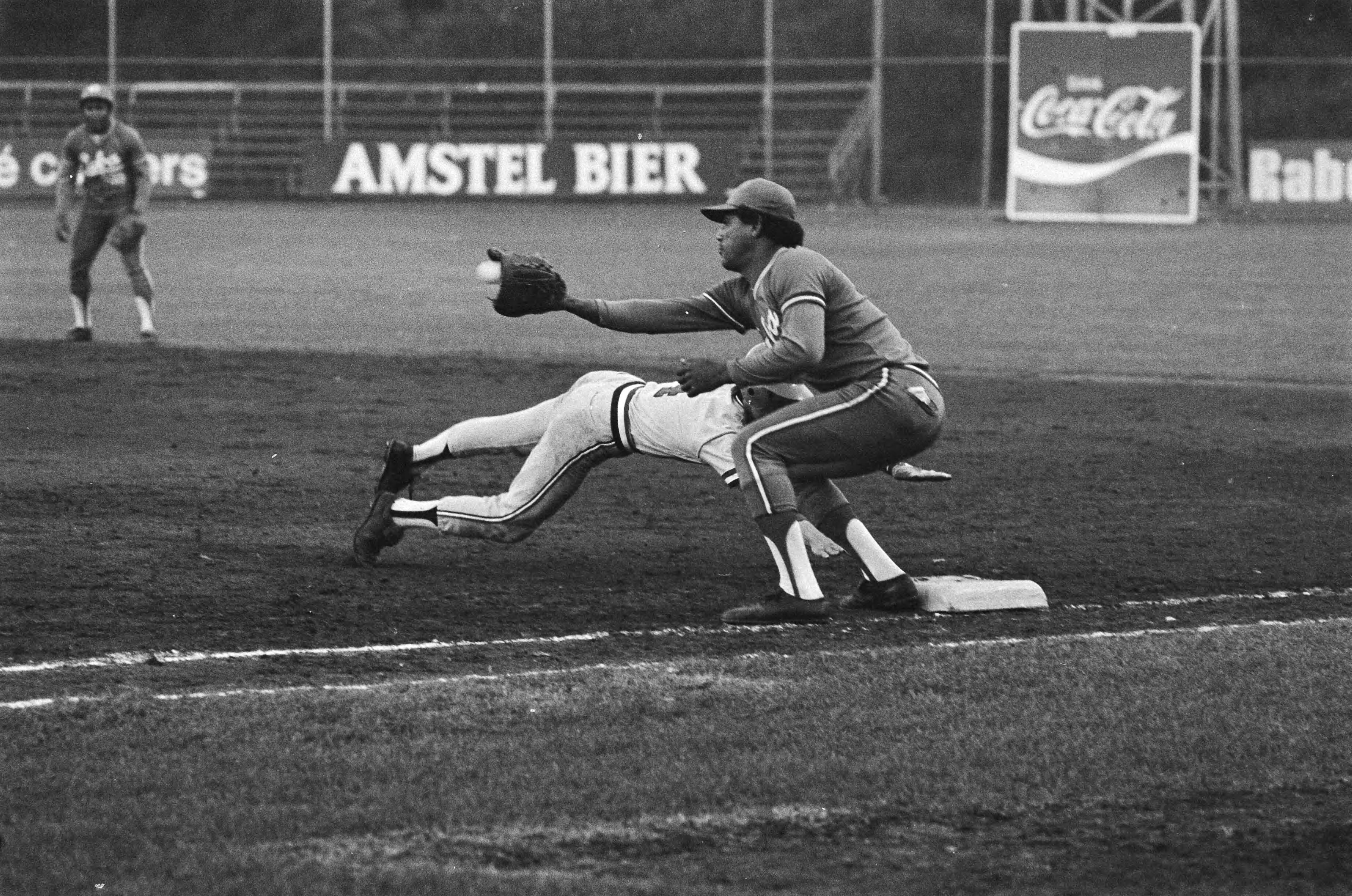 Fotocollectie Anefo — Haarlemse honkbalweek, Cuba tegen Nederland; Arnold Smit maakt head-first sliding naar eerste honk — Foto: Croes, Rob C. / Anefo. Licentie: Set B: Rechtenvrij / Publiek Domein. Bron: Nationaal Archief. http://hdl.handle.net/10648/acba70fc-d0b4-102d-bcf8-003048976d84