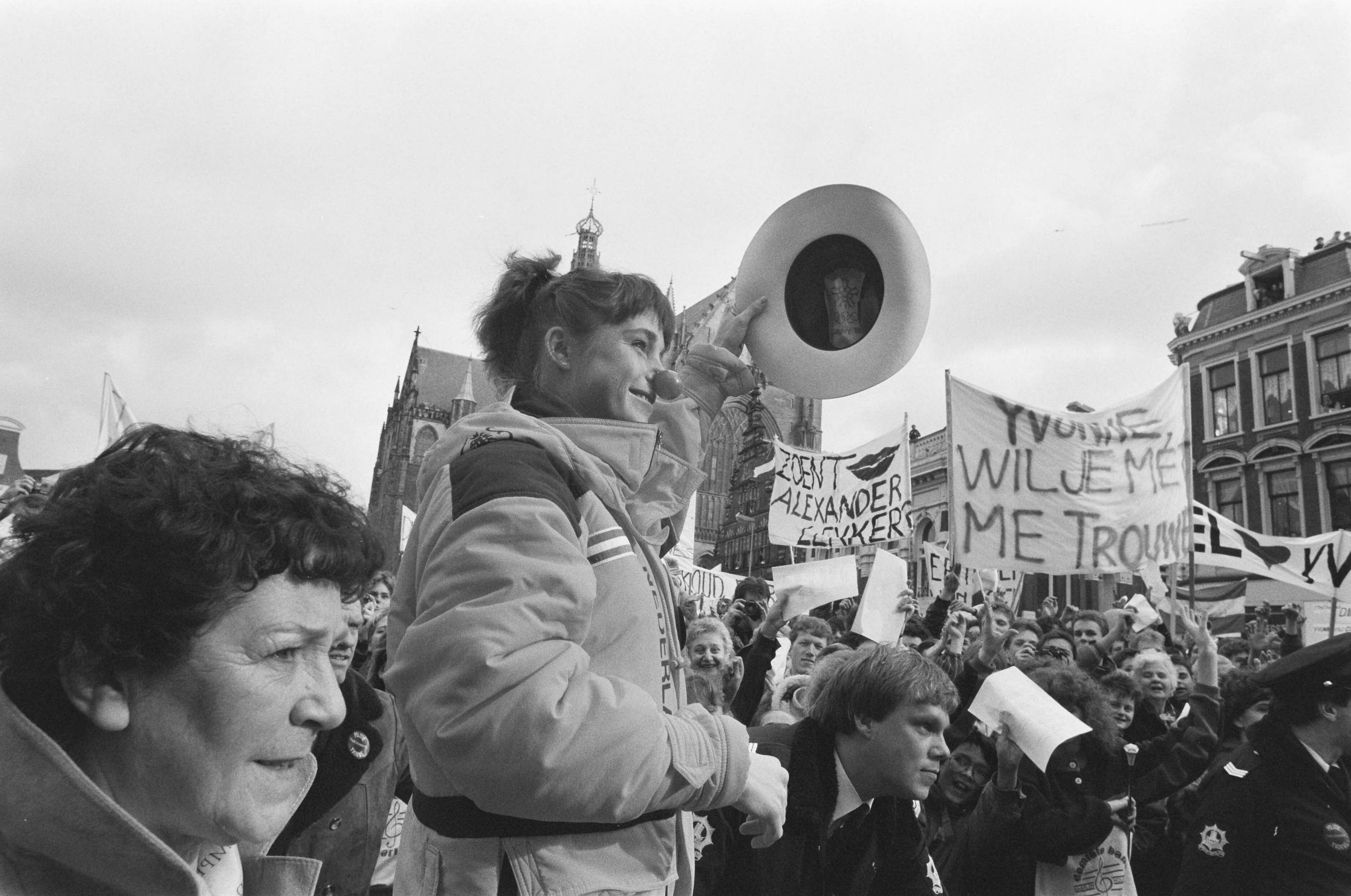 Fotocollectie Anefo — Yvonne van Gennip gehuldigd in Haarlem na behalen drie gouden medailles op de Olympische Spelen; Yvonne tijden rijtoer — Foto: Croes, Rob C. / Anefo. Licentie: Set B: Rechtenvrij / Publiek Domein. Bron: Nationaal Archief. http://hdl.handle.net/10648/ad68eb0a-d0b4-102d-bcf8-003048976d84