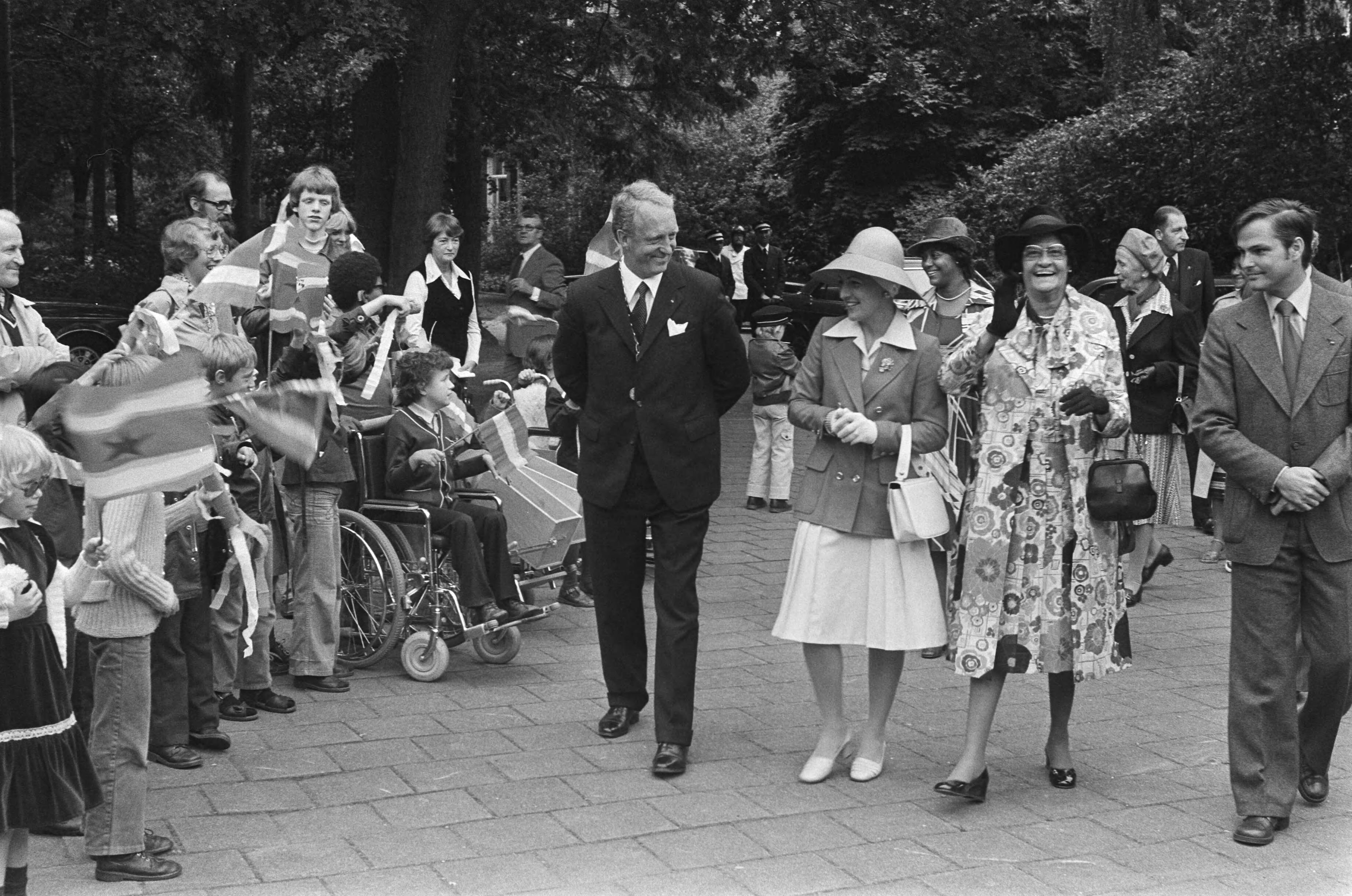 Fotocollectie Anefo — Staatsbezoek Suriname; mevr.Ferrier met Prinses Margriet bezoekt Instituut Onderwijs voor Blinden in Huizen (rechts Van Kemenade ) — Foto: Verhoeff, Bert / Anefo. Licentie: Set B: Rechtenvrij / Publiek Domein. Bron: Nationaal Archief. http://hdl.handle.net/10648/aca2bd90-d0b4-102d-bcf8-003048976d84