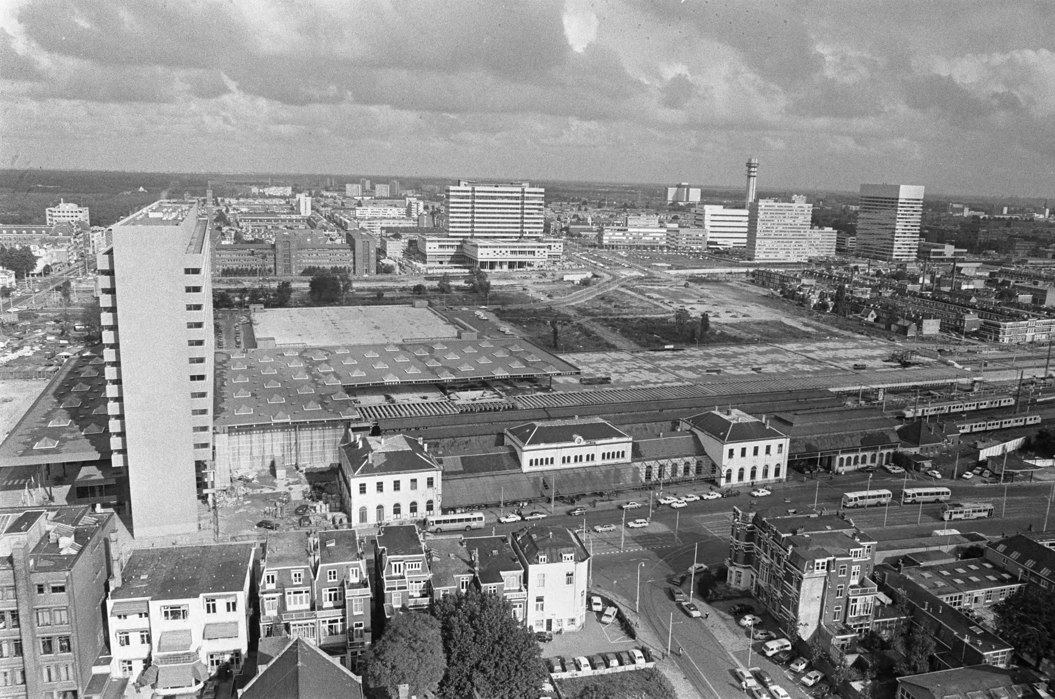 Fotocollectie Anefo — Station NS te Den Haag , als vervanging staatsspoor, geopend, overzicht van complex met oude staatsspoor, nieuw station en kantoor-gebouw — Foto: Verhoeff, Bert / Anefo. Licentie: Set B: Rechtenvrij / Publiek Domein. Bron: Nationaal Archief. http://hdl.handle.net/10648/ac37e8a8-d0b4-102d-bcf8-003048976d84