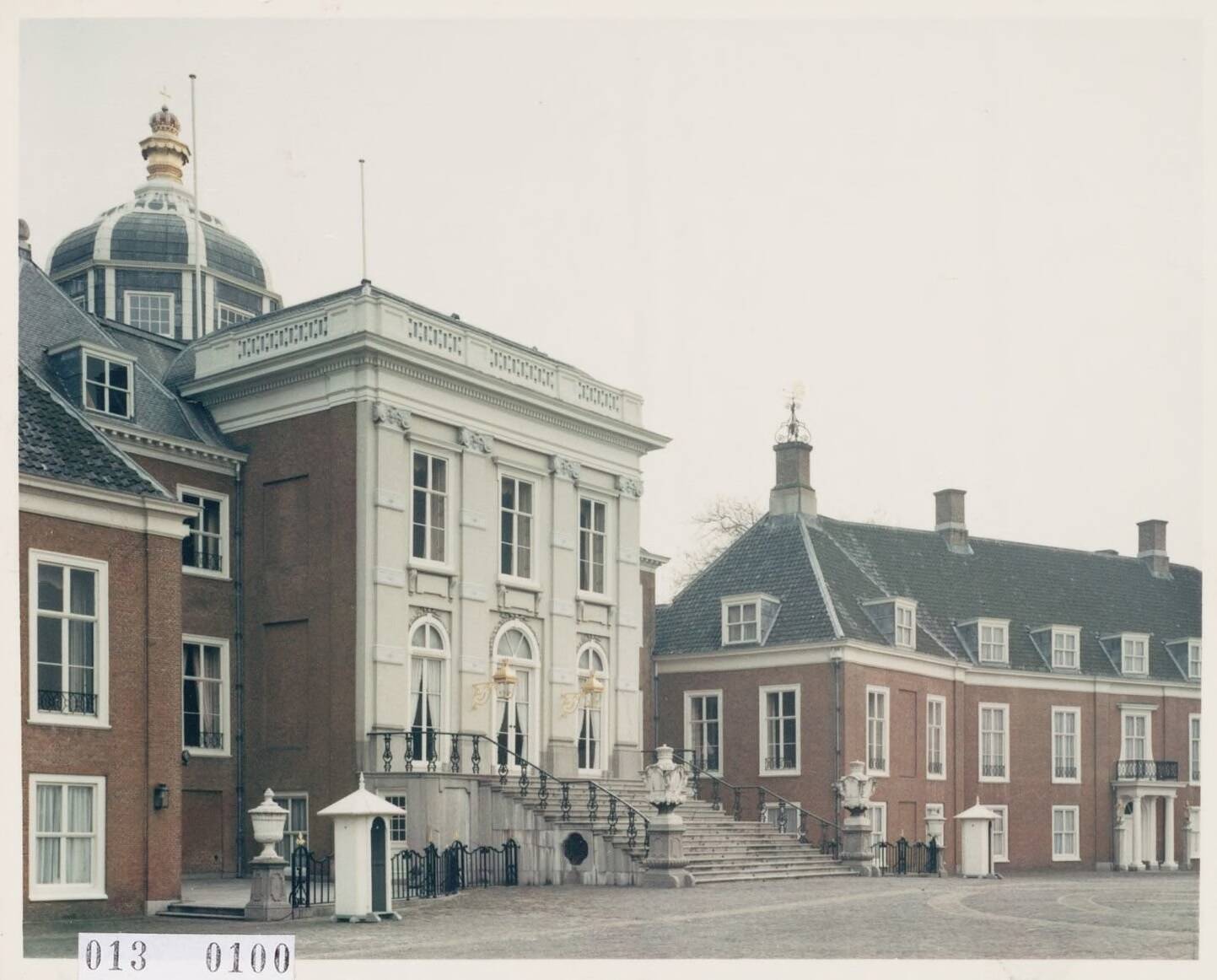 Paleis Huis ten Bosch te Den Haag — Exterieur — Foto: Hofmeester, Bart / RVD. Licentie: Set B: Rechtenvrij / Publiek Domein. Bron: Nationaal Archief. http://hdl.handle.net/10648/afa8f748-d0b4-102d-bcf8-003048976d84