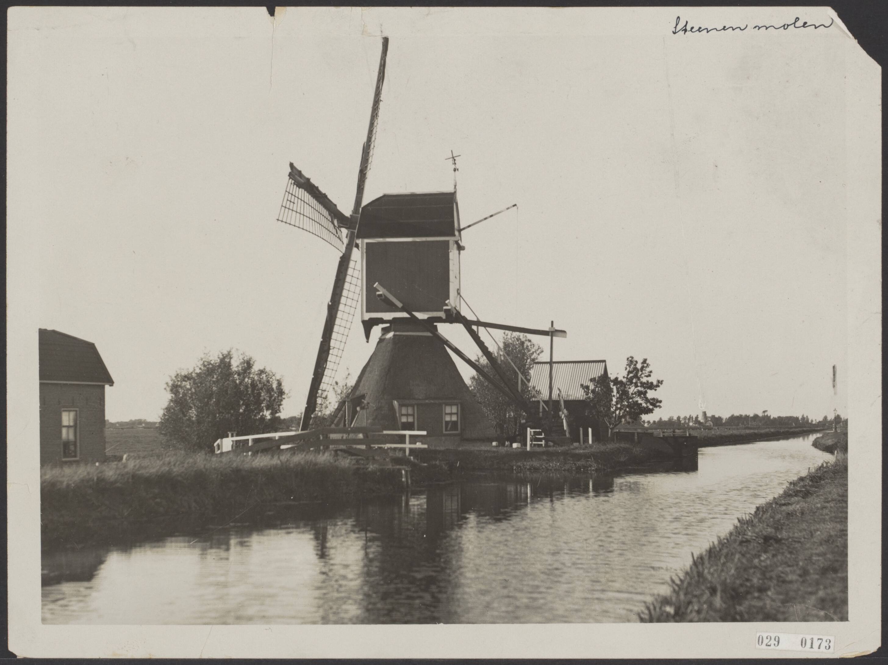 Fotocollectie Elsevier Binnenland — [Molen de Rooie Wip te Hazerswoude] — Foto: Fotopersbureau "Holland". Licentie: Set B: Rechtenvrij / Publiek Domein. Bron: Nationaal Archief. http://hdl.handle.net/10648/ade127f0-d0b4-102d-bcf8-003048976d84