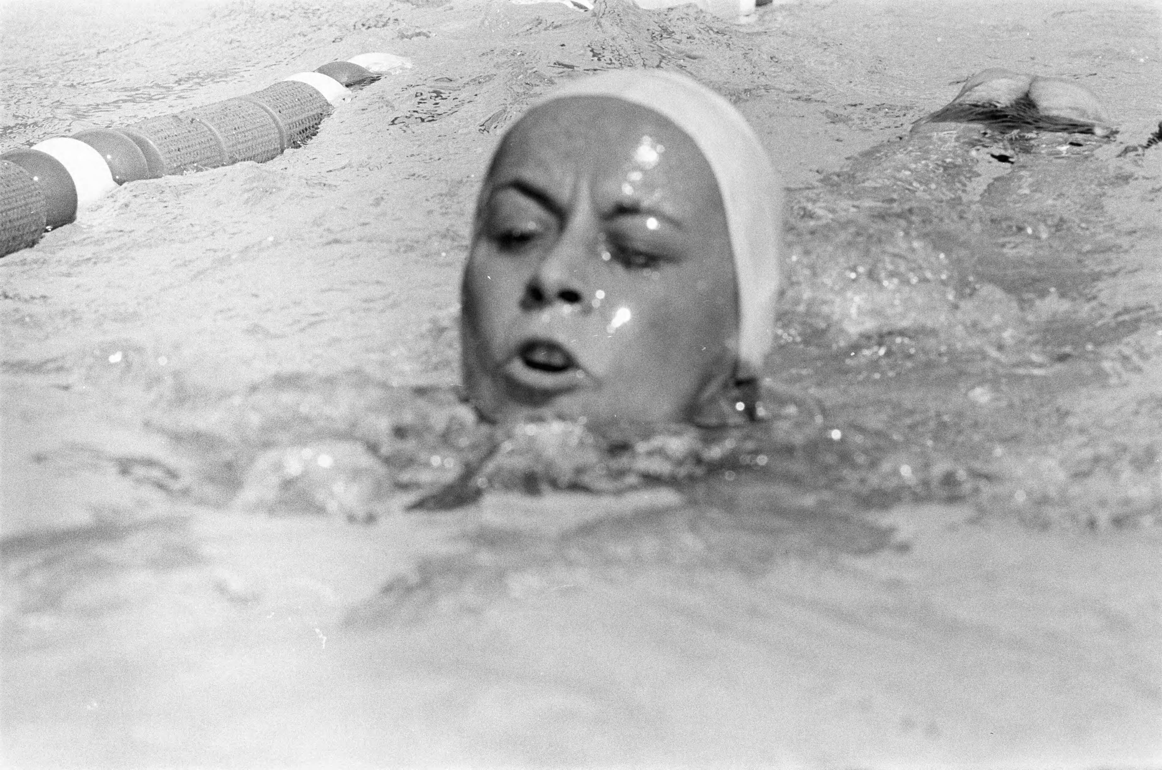 Fotocollectie Anefo — Zwembad Den Hommel te Utrecht, nummer 8 en 11 Gretta Kok en nummer 10 Betty Heukels in aktie — Foto: Kroon, Ron / Anefo. Licentie: Set B: Rechtenvrij / Publiek Domein. Bron: Nationaal Archief. http://hdl.handle.net/10648/aaf0c294-d0b4-102d-bcf8-003048976d84