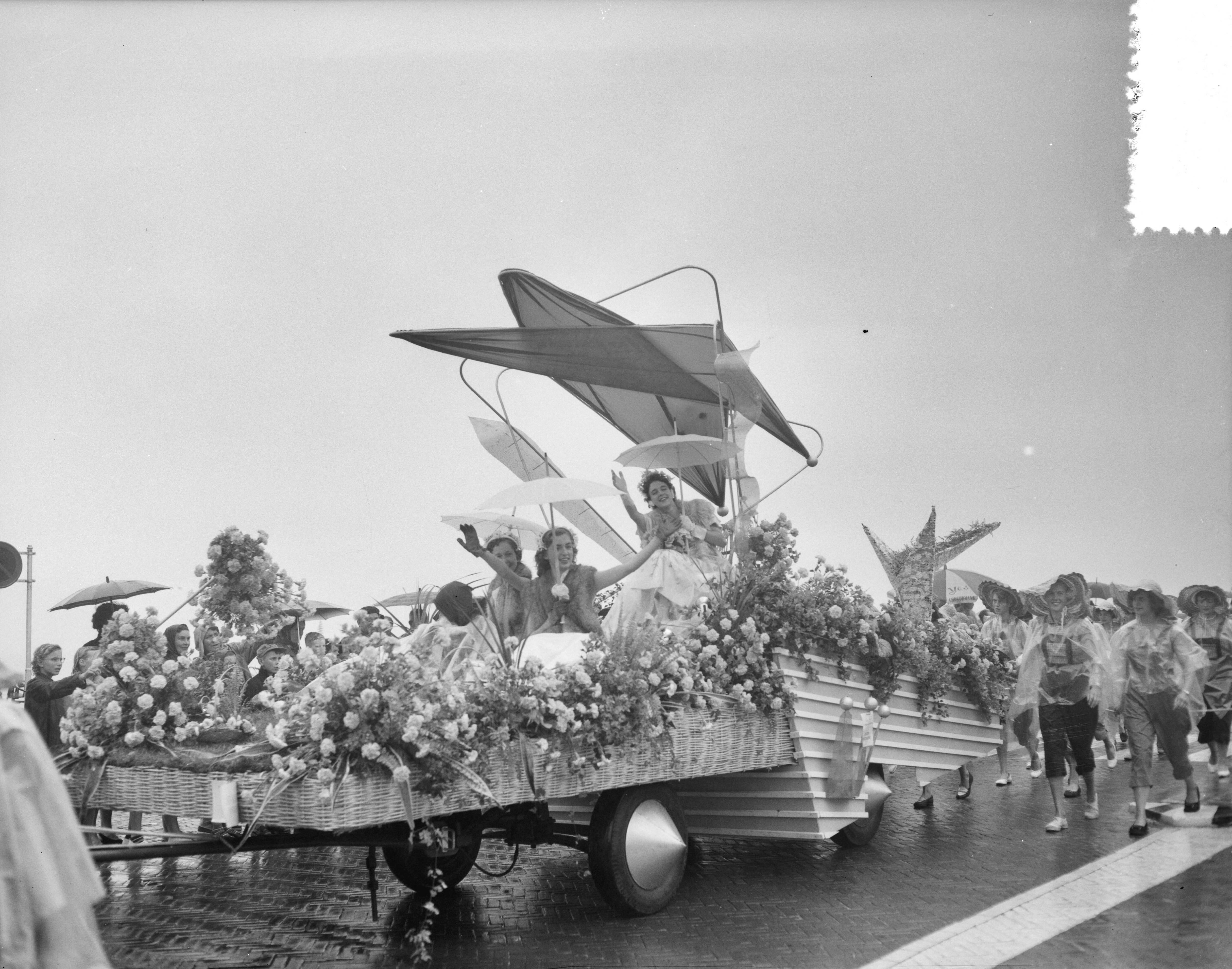 Fotocollectie Anefo — Bloemencorso op de boulevard van Scheveningen. Praalwagen met Haagse bloemenkoningin Amanda — Foto: Bilsen, Joop van / Anefo. Licentie: Set B: Rechtenvrij / Publiek Domein. Bron: Nationaal Archief. http://hdl.handle.net/10648/a94d4994-d0b4-102d-bcf8-003048976d84