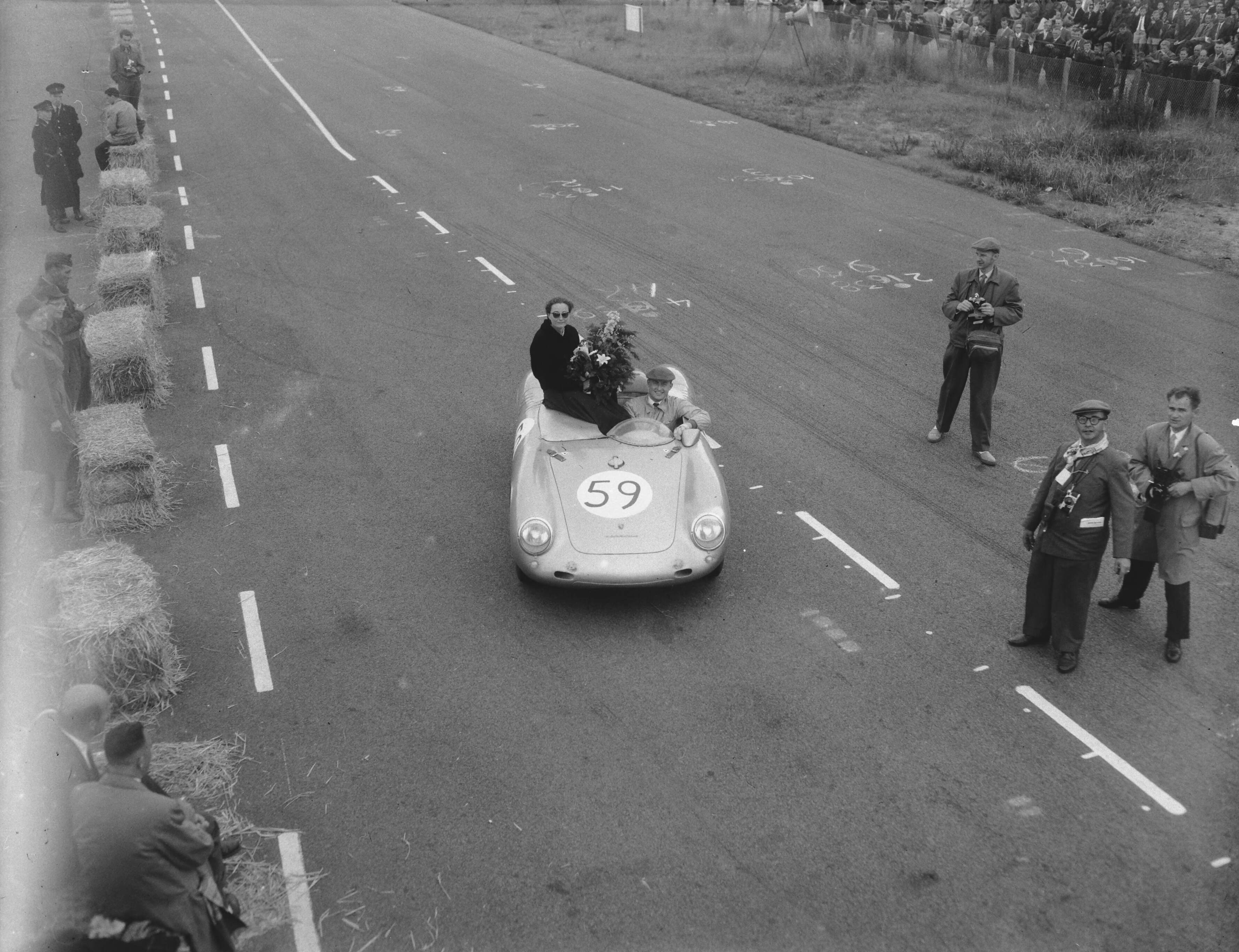 Fotocollectie Anefo — Nationale sportwagenraces op circuit van Zandvoort. K. Godin de Beaufort, winnaar van de Vrije rensportklasse met Porsche RS, tijdens zijn ereronde — Foto: Pot, Harry / Anefo. Licentie: Set B: Rechtenvrij / Publiek Domein. Bron: Nationaal Archief. http://hdl.handle.net/10648/a97ff380-d0b4-102d-bcf8-003048976d84