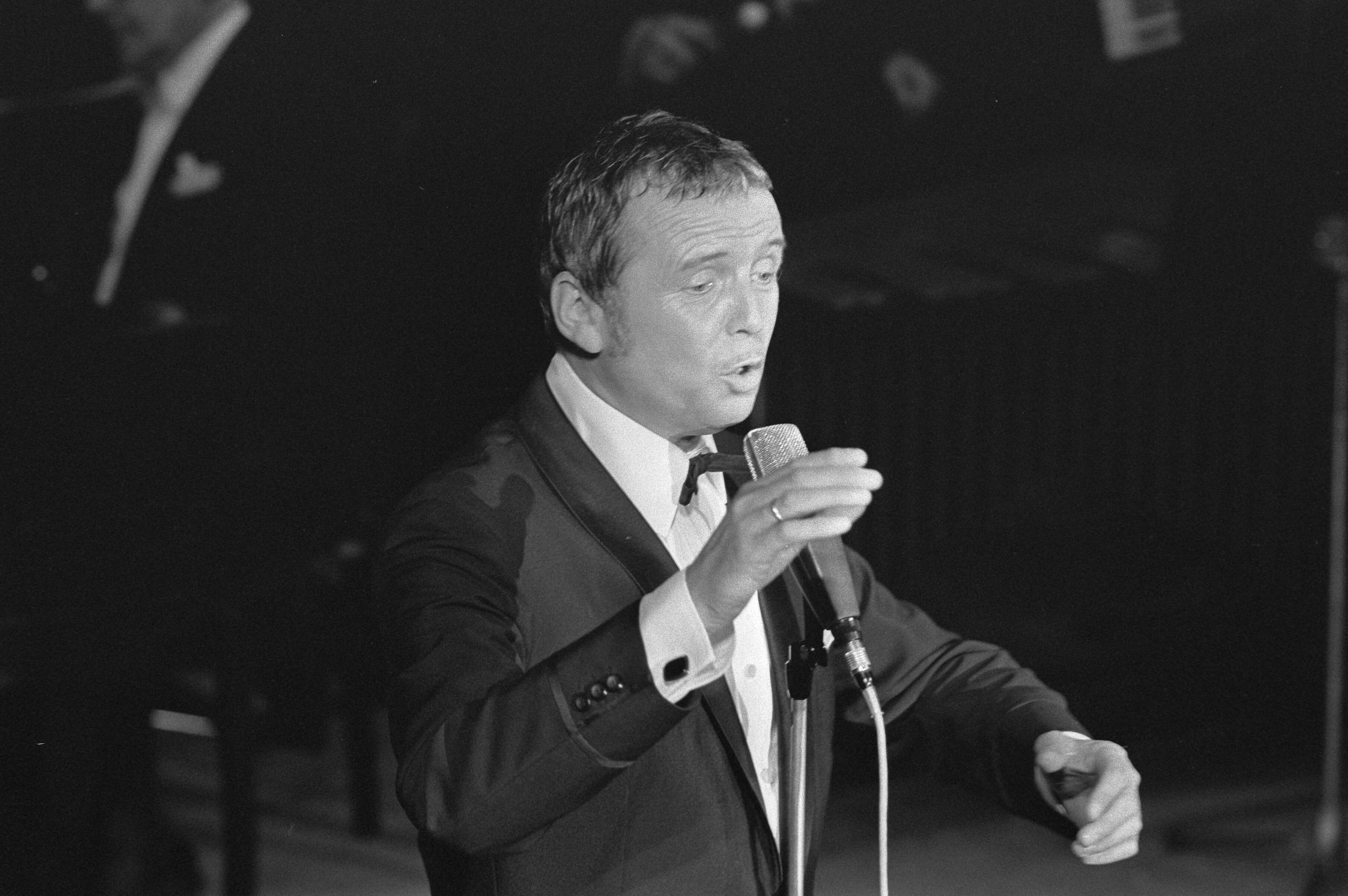 Gala première Toon Hermans te Maastricht — Toon Hermans in zijn show — Foto: Fotograaf Onbekend / Anefo. Licentie: Set B: Rechtenvrij / Publiek Domein. Bron: Nationaal Archief. http://hdl.handle.net/10648/ab49e108-d0b4-102d-bcf8-003048976d84