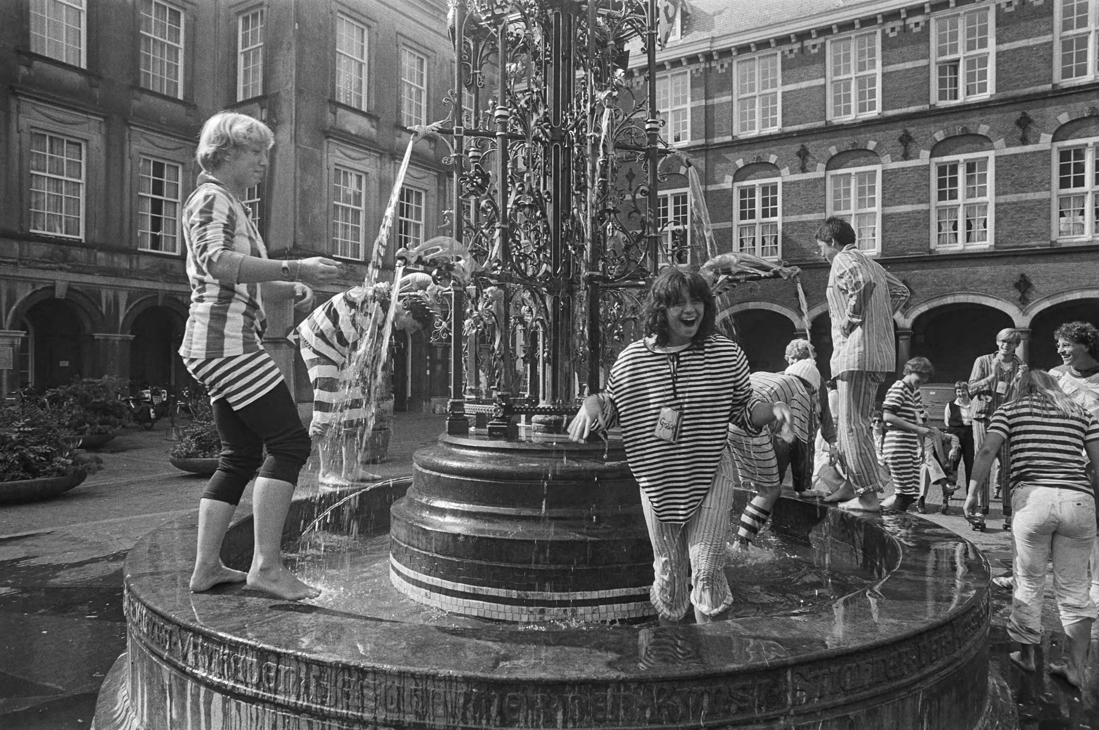 Fotocollectie Anefo — "Ontgroening" van eerstejaarsstudenten van de Haagse Sportacademie op het Binnenhof in den Haag — Foto: Dijk, Hans van / Anefo. Licentie: Set B: Rechtenvrij / Publiek Domein. Bron: Nationaal Archief. http://hdl.handle.net/10648/ad02b286-d0b4-102d-bcf8-003048976d84