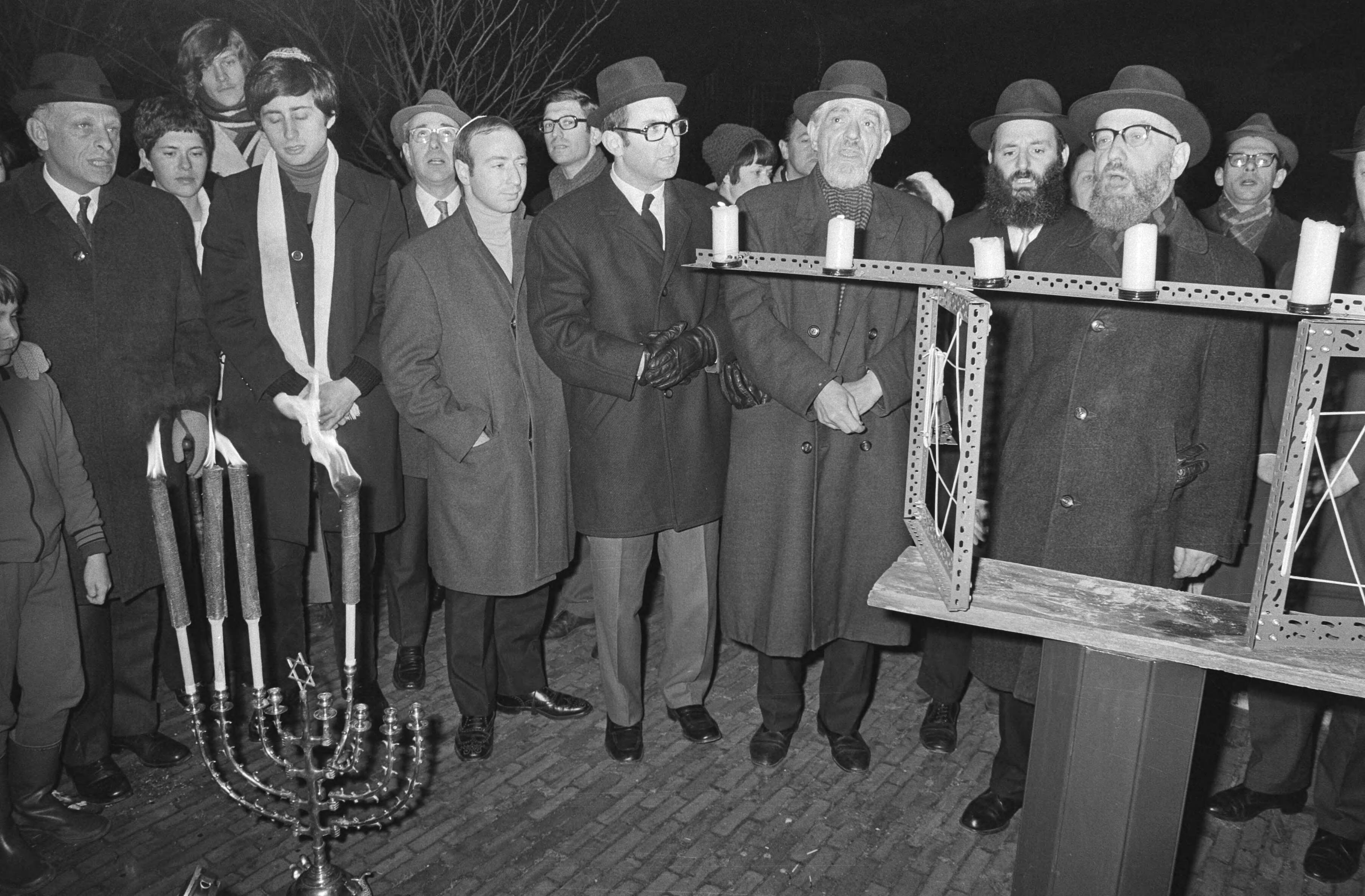 Fotocollectie Anefo — Rabbijnen houden demonstratie tegen proces in Leningrad bij Russische ambassade te Den Haag — Foto: Verhoeff, Bert / Anefo. Licentie: Set B: Rechtenvrij / Publiek Domein. Bron: Nationaal Archief. http://hdl.handle.net/10648/abae5bb0-d0b4-102d-bcf8-003048976d84