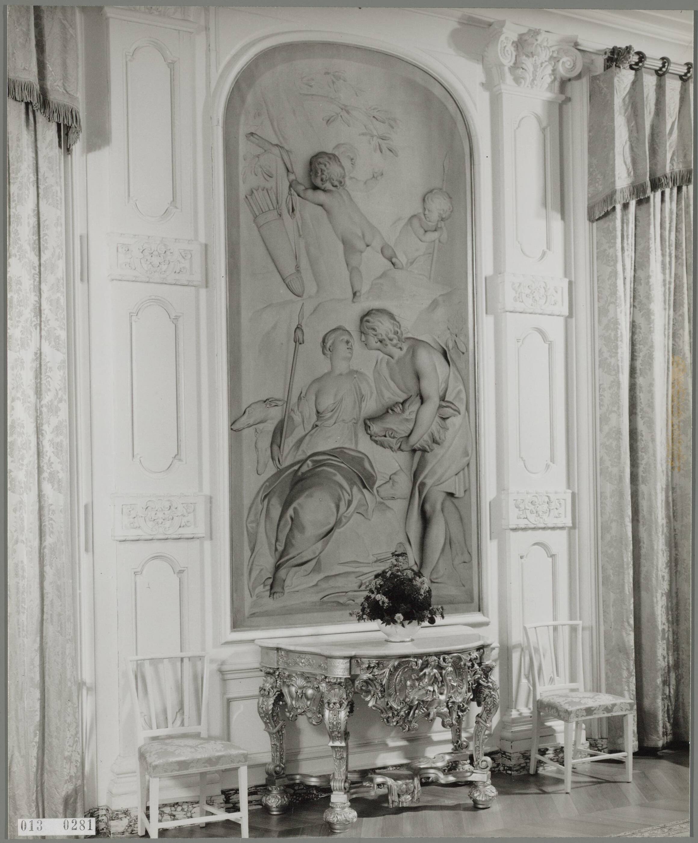 Paleis Huis ten Bosch te Den Haag — Witte eetzaal met wandtafel Daniël Marot — Foto: Hofmeester, Bart / RVD. Licentie: Set B: Rechtenvrij / Publiek Domein. Bron: Nationaal Archief. http://hdl.handle.net/10648/afa86fe4-d0b4-102d-bcf8-003048976d84