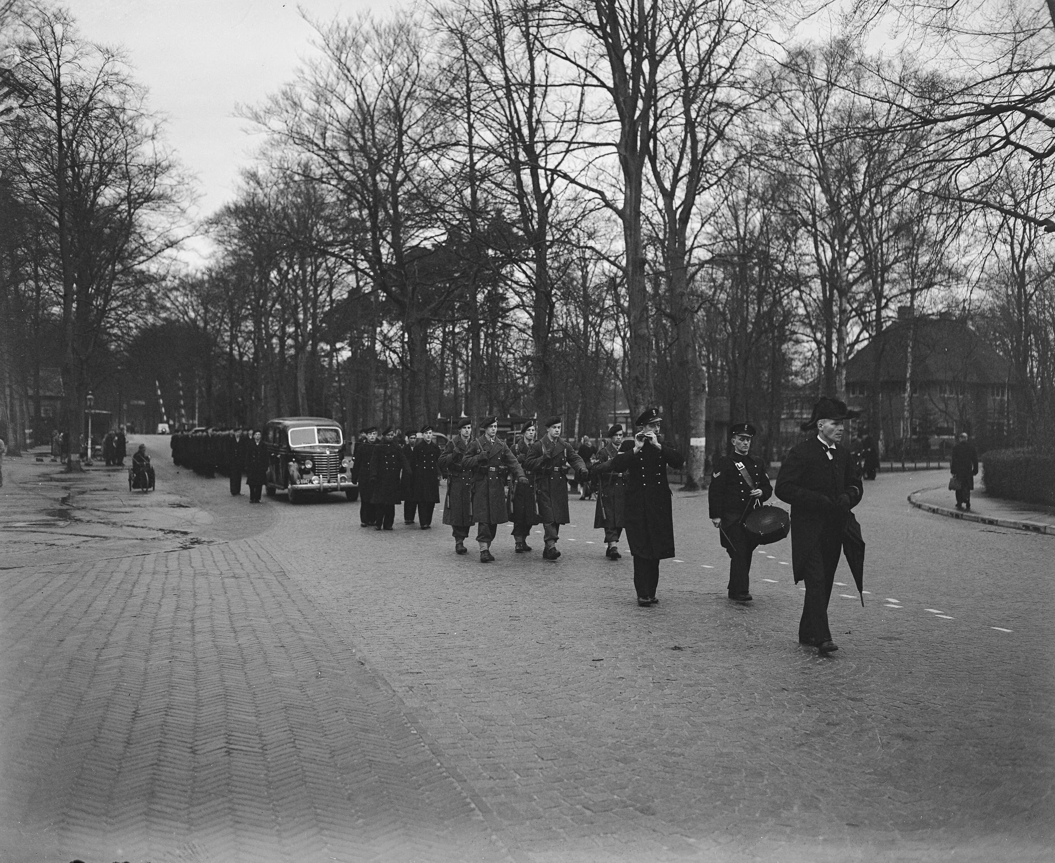 Fotocollectie Anefo — Begrafenis matroos-zeemilicien J.C. Arentsen — Foto: Snikkers, Anton / Anefo. Licentie: Set B: Rechtenvrij / Publiek Domein. Bron: Nationaal Archief. http://hdl.handle.net/10648/a8b28d50-d0b4-102d-bcf8-003048976d84