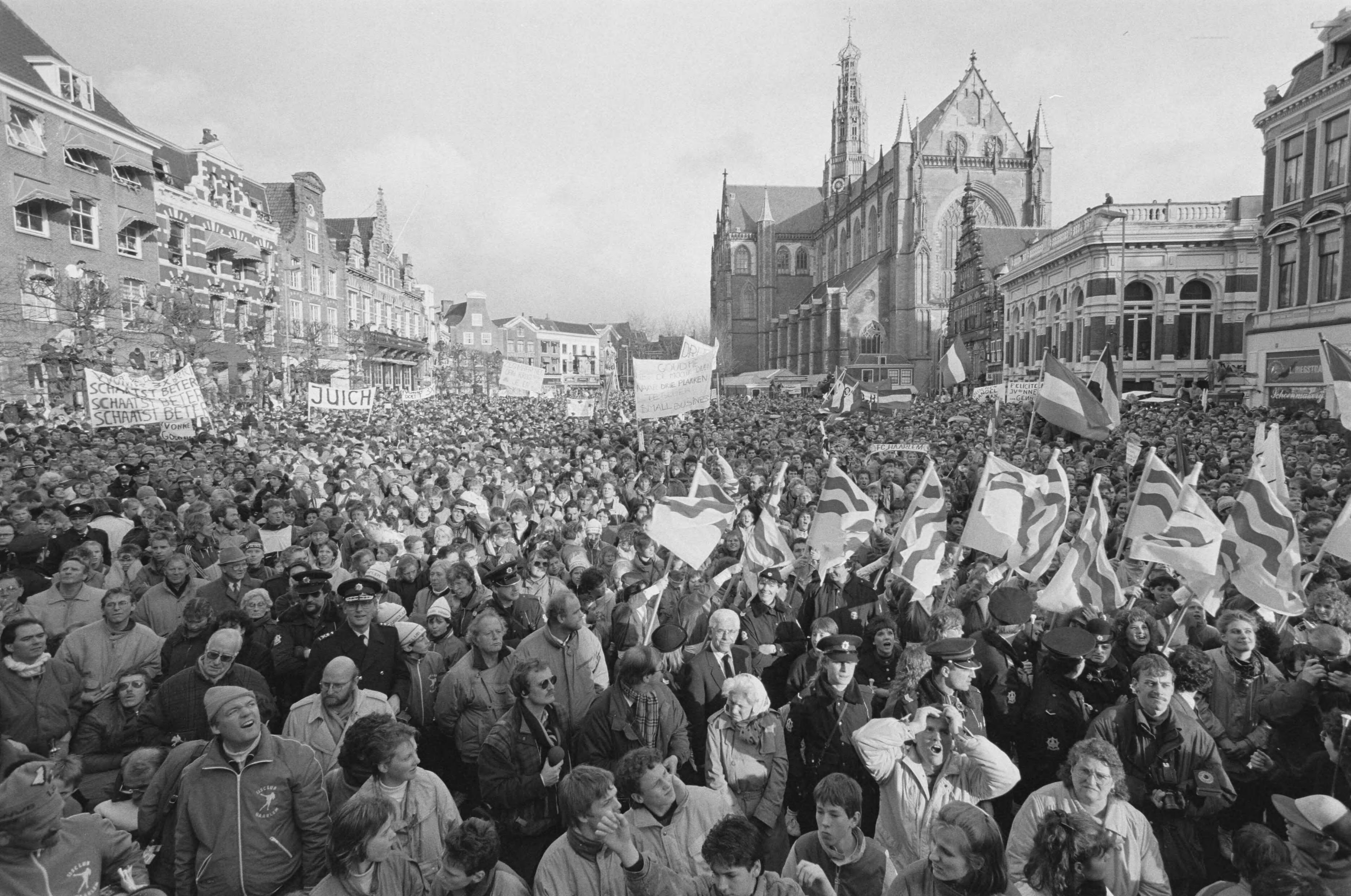 Fotocollectie Anefo — Yvonne van Gennip gehuldigd in Haarlem na behalen drie gouden medailles op de Olympische Spelen; ruim 40.000 op de Grote Markt — Foto: Croes, Rob C. / Anefo. Licentie: Set B: Rechtenvrij / Publiek Domein. Bron: Nationaal Archief. http://hdl.handle.net/10648/ad68ee70-d0b4-102d-bcf8-003048976d84
