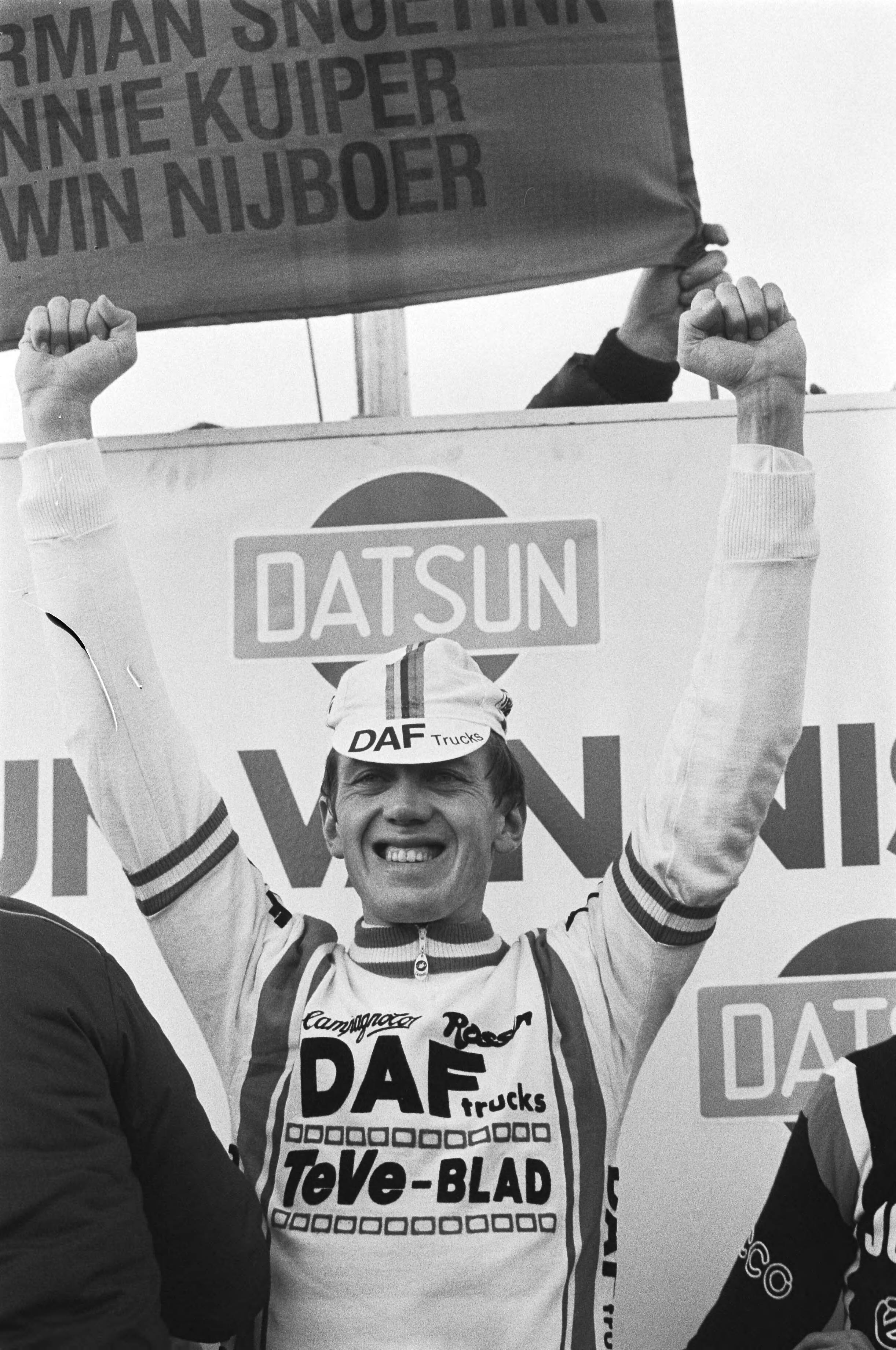 Fotocollectie Anefo — Nederlandse kampioensschap Veldrijden in Den Haag . Hennie Stamsnijder juichend (goed zichtbaar) — Foto: Croes, Rob C. / Anefo. Licentie: Set B: Rechtenvrij / Publiek Domein. Bron: Nationaal Archief. http://hdl.handle.net/10648/ad0e9d08-d0b4-102d-bcf8-003048976d84