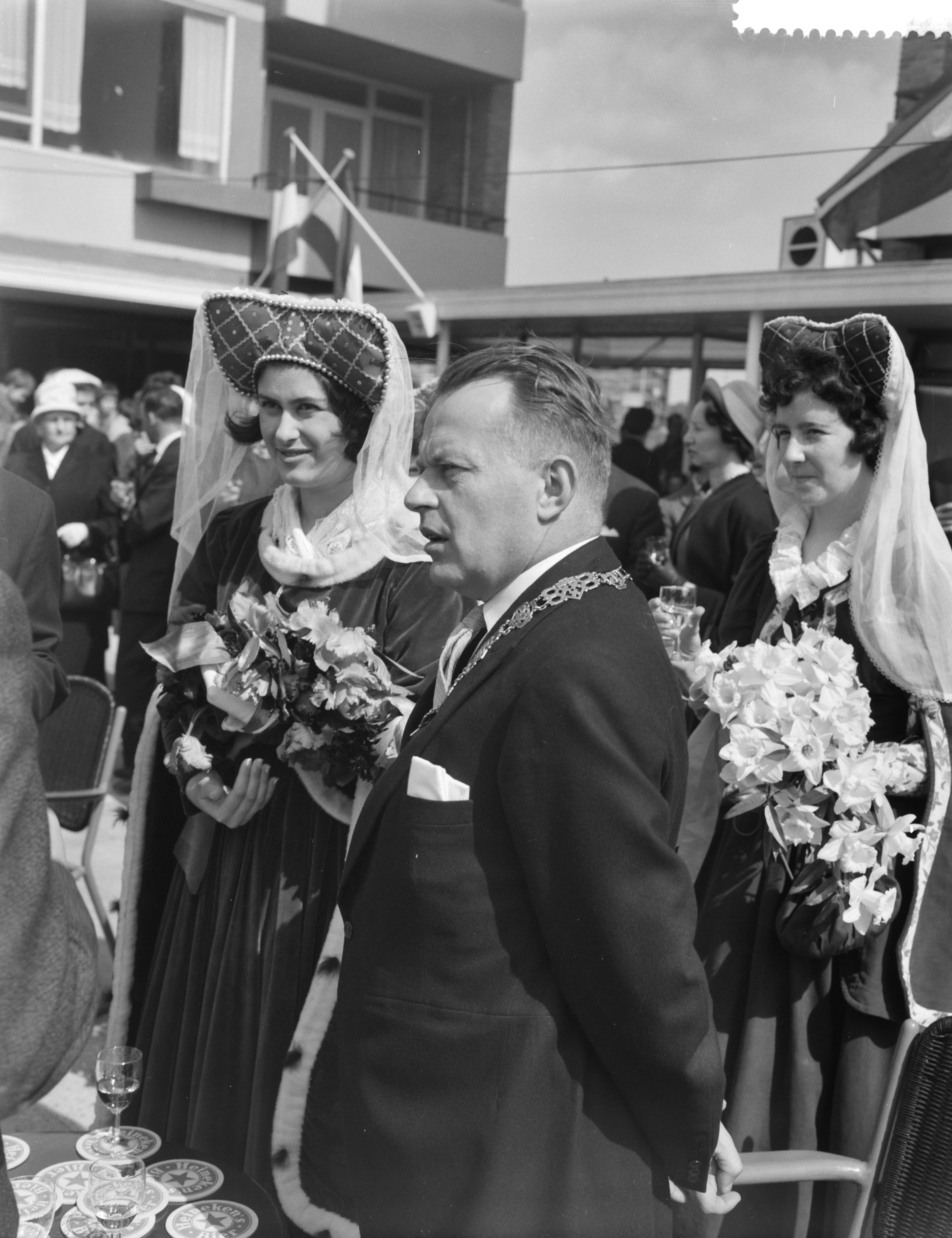 Fotocollectie Anefo — "Jacoba van Beieren" luistert plechtigheid op van opening nieuwe winkelcentrum in Breda. "Jacoba van Beieren" en burgemeester Geuljans — Foto: Pot, Harry / Anefo. Licentie: Set B: Rechtenvrij / Publiek Domein. Bron: Nationaal Archief. http://hdl.handle.net/10648/a9d0e9a2-d0b4-102d-bcf8-003048976d84