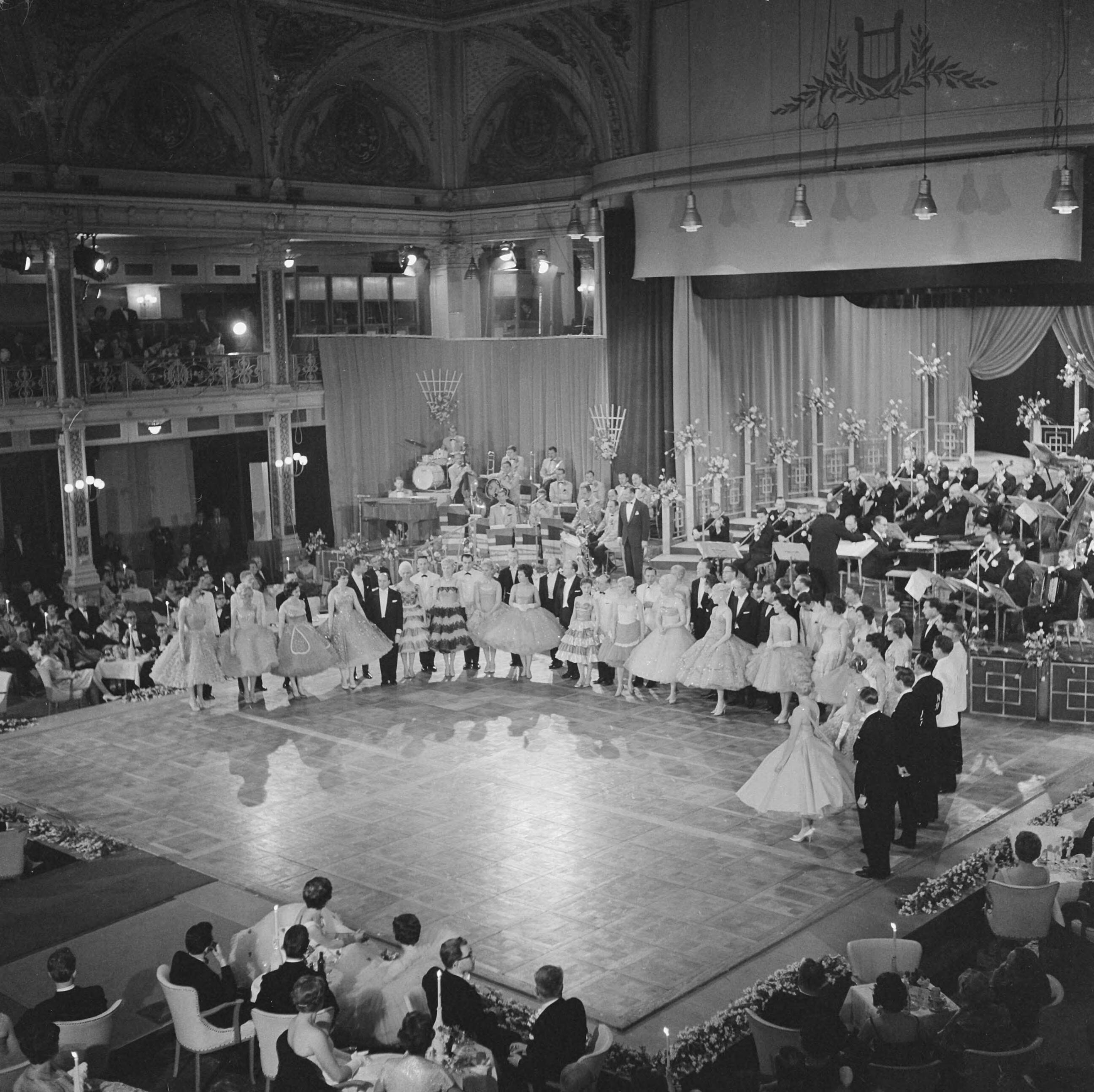 Fotocollectie Anefo — Avro's Europees Danstoernooi in het Kurhaus te Scheveningen — Foto: Behrens, Herbert F. / Anefo. Licentie: Set B: Rechtenvrij / Publiek Domein. Bron: Nationaal Archief. http://hdl.handle.net/10648/a9d1433e-d0b4-102d-bcf8-003048976d84