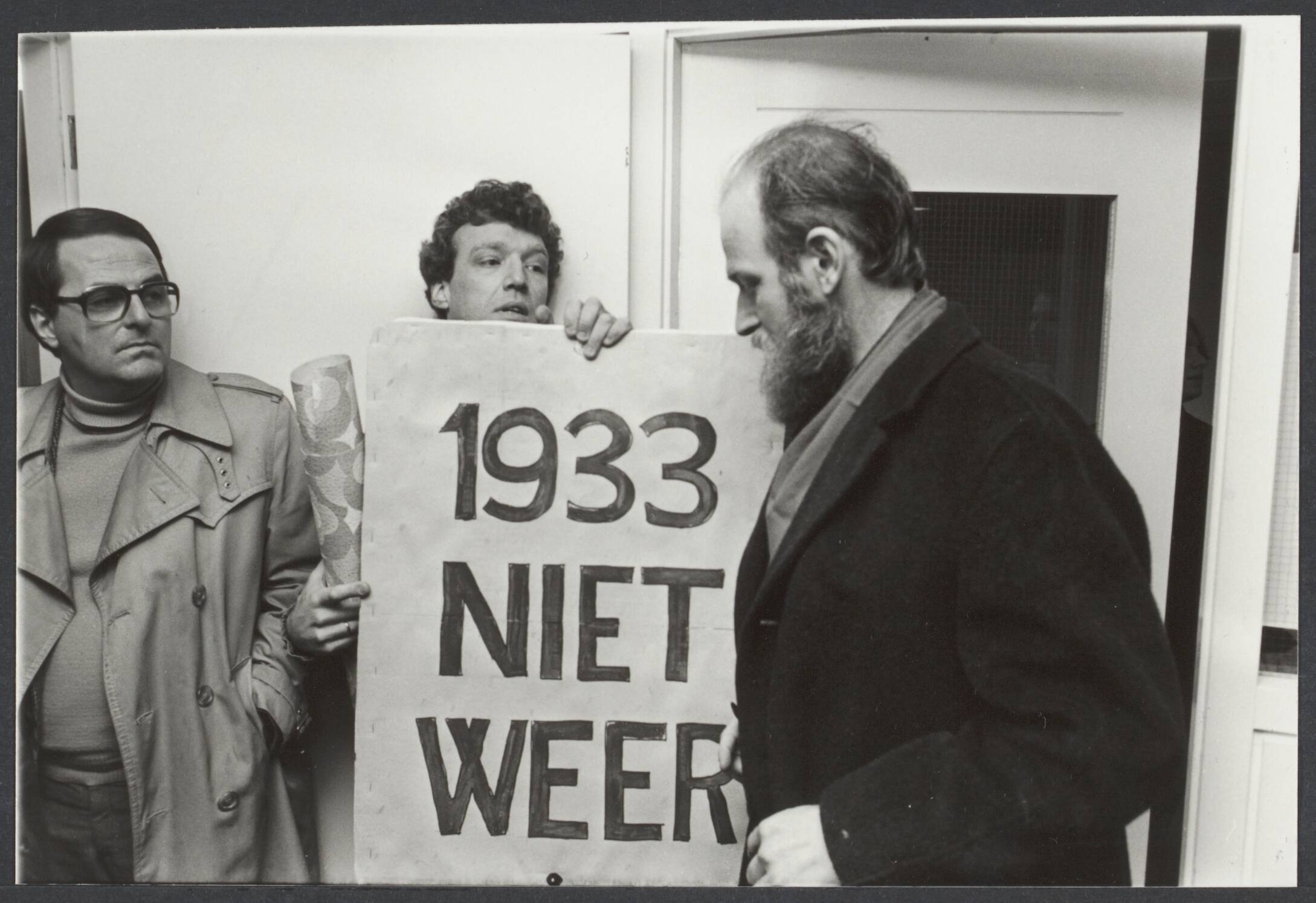 C.P. (Centrum Partij). niet te verwarren met C.P.'86, ook Janmaat bij CP. — In Almere zijn de twee Centrumpartij raadsleden niet zonder problemen beëdigd. CP-raadslid Fresco loopt langs een protestbord de raadszaal binnen — Foto: Croes, Rob C. / Anefo (1). Licentie: Set B: Rechtenvrij / Publiek Domein. Bron: Nationaal Archief. http://hdl.handle.net/10648/bfcf2384-62c7-23c9-10fb-ed3fcccbde51