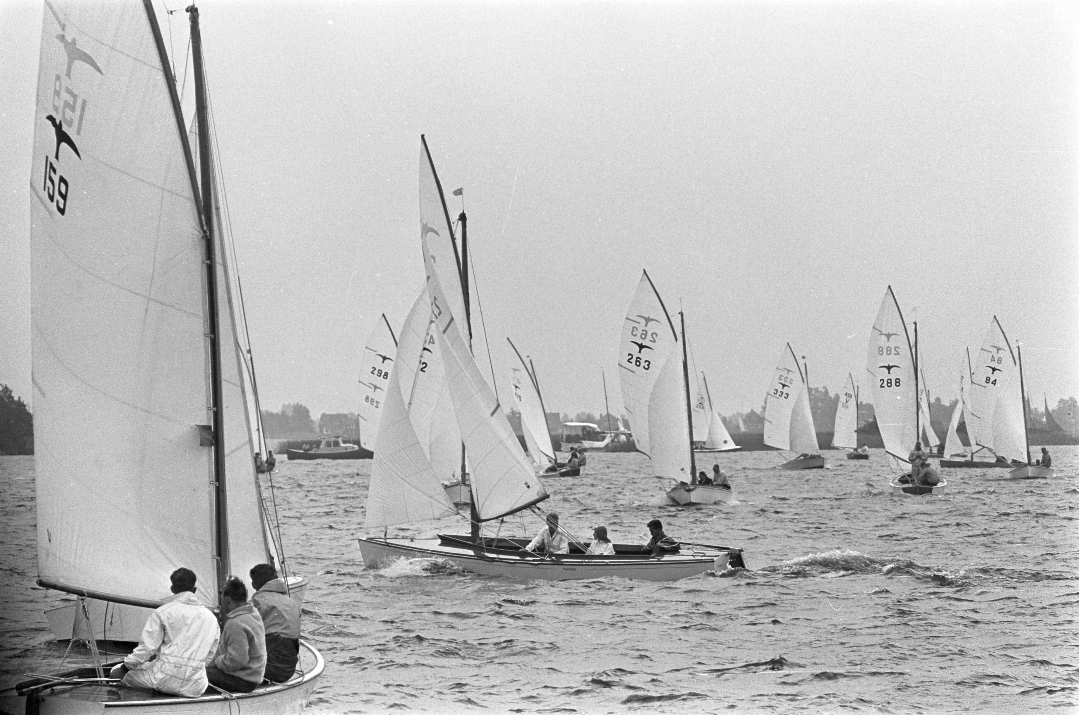 Fotocollectie Anefo — Internationale Hollandweek Loosdrecht (start) — Foto: Pot, Harry / Anefo (1). Licentie: Set B: Rechtenvrij / Publiek Domein. Bron: Nationaal Archief. http://hdl.handle.net/10648/aa730156-d0b4-102d-bcf8-003048976d84