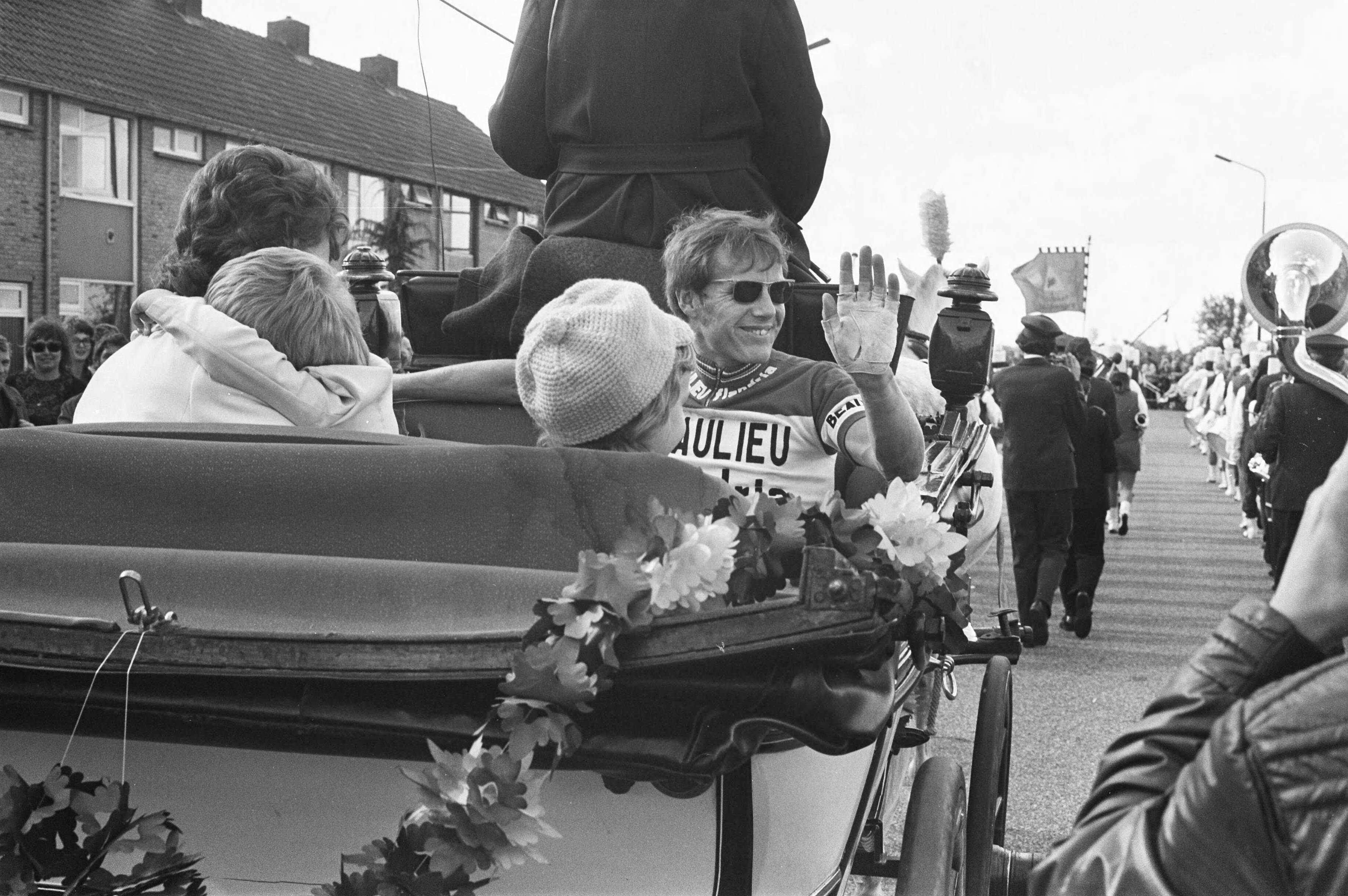 Fotocollectie Anefo — Jan Janssen neemt afscheid van wielersport tijdens Ronde van Kortenhoef, rijtoer met gezin — Foto: Croes, Rob C. / Anefo. Licentie: Set B: Rechtenvrij / Publiek Domein. Bron: Nationaal Archief. http://hdl.handle.net/10648/abf70662-d0b4-102d-bcf8-003048976d84