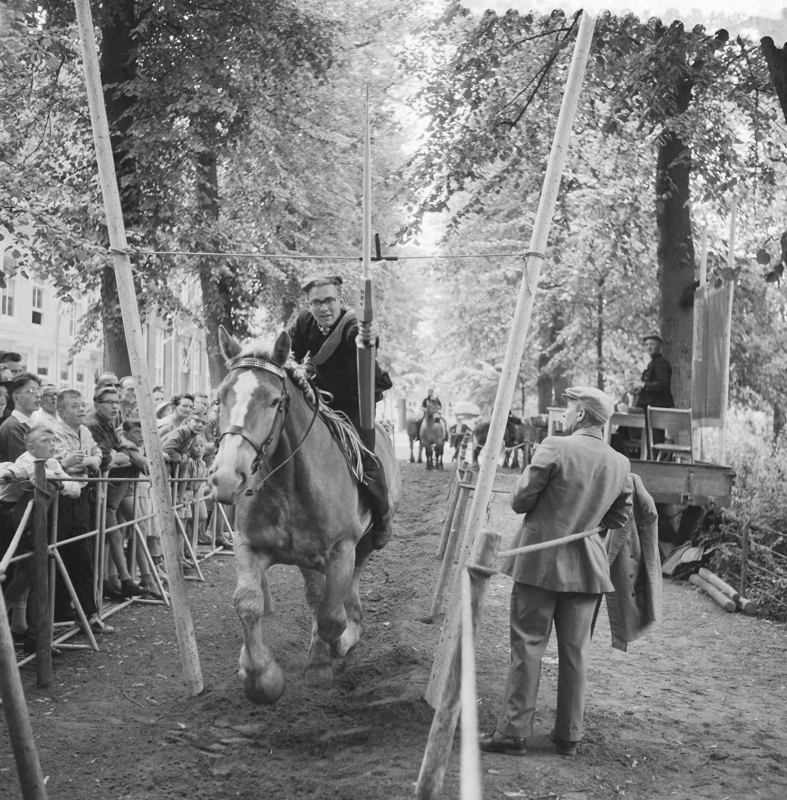Fotocollectie Anefo — Ringsteken in Middelburg — Foto: Behrens, Herbert F. / Anefo. Licentie: Set B: Rechtenvrij / Publiek Domein. Bron: Nationaal Archief. http://hdl.handle.net/10648/a9b55d2c-d0b4-102d-bcf8-003048976d84
