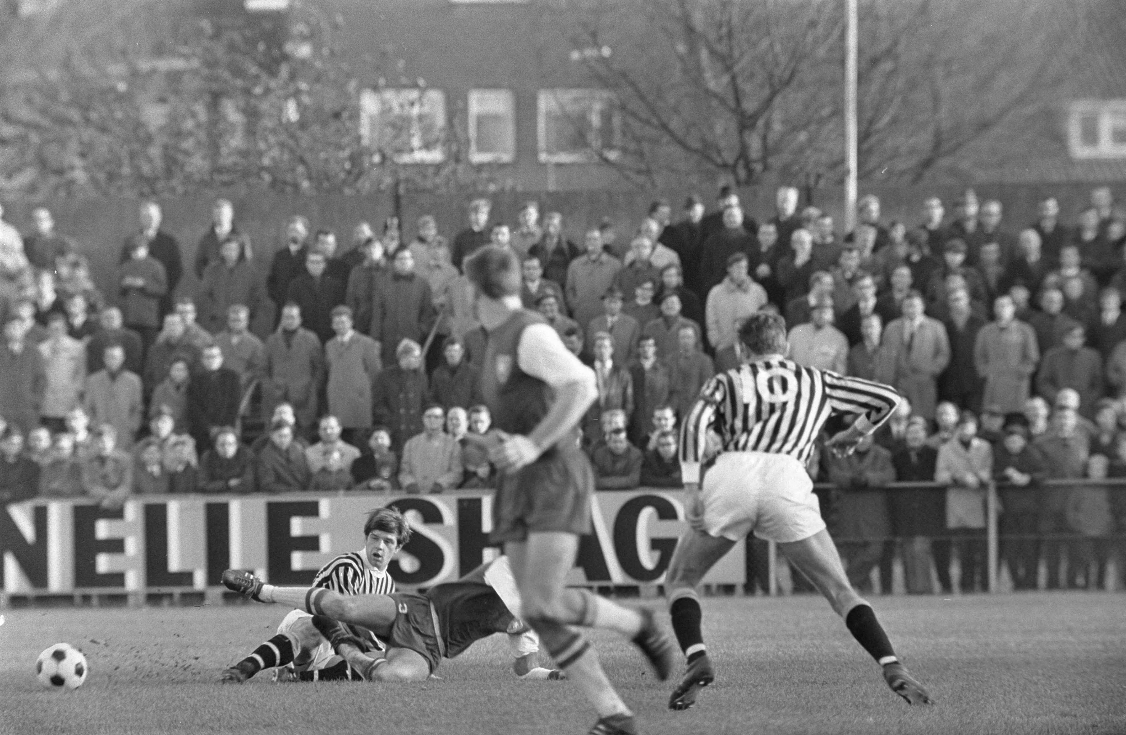 Fotocollectie Anefo — Haarlem-Vitesse 1-2 spelmomenten — Foto: Kroon, Ron / Anefo. Licentie: Set B: Rechtenvrij / Publiek Domein. Bron: Nationaal Archief. http://hdl.handle.net/10648/ab55c68a-d0b4-102d-bcf8-003048976d84