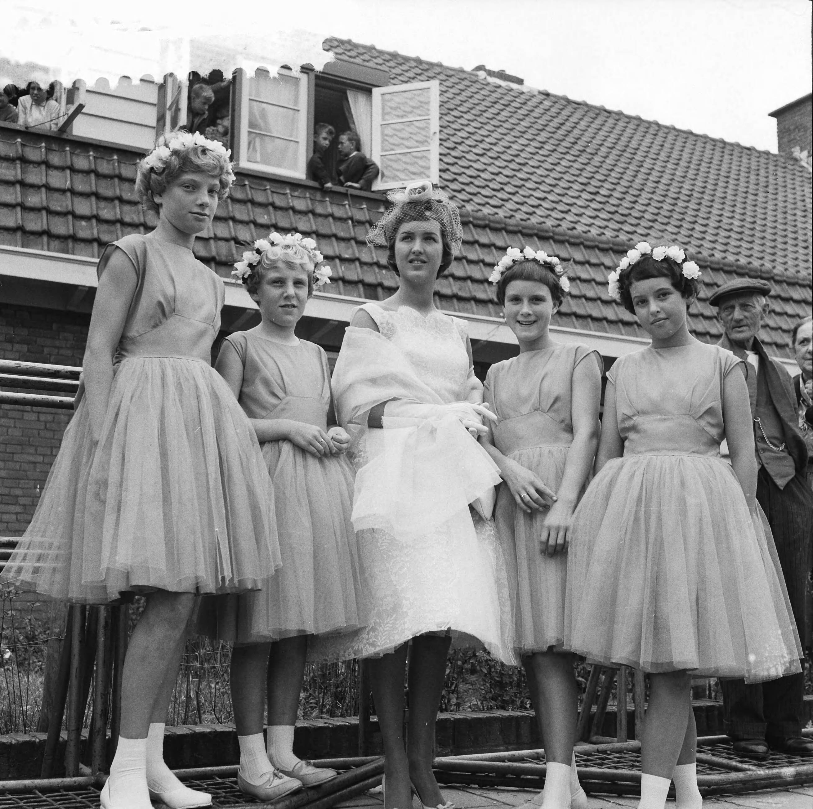 Fotocollectie Anefo — Kinderbloemencorso in Loosduinen, bloemenkoningin Carla Adank met haar prinsesjes — Foto: Behrens, Herbert F. / Anefo. Licentie: Set B: Rechtenvrij / Publiek Domein. Bron: Nationaal Archief. http://hdl.handle.net/10648/a99a5db0-d0b4-102d-bcf8-003048976d84