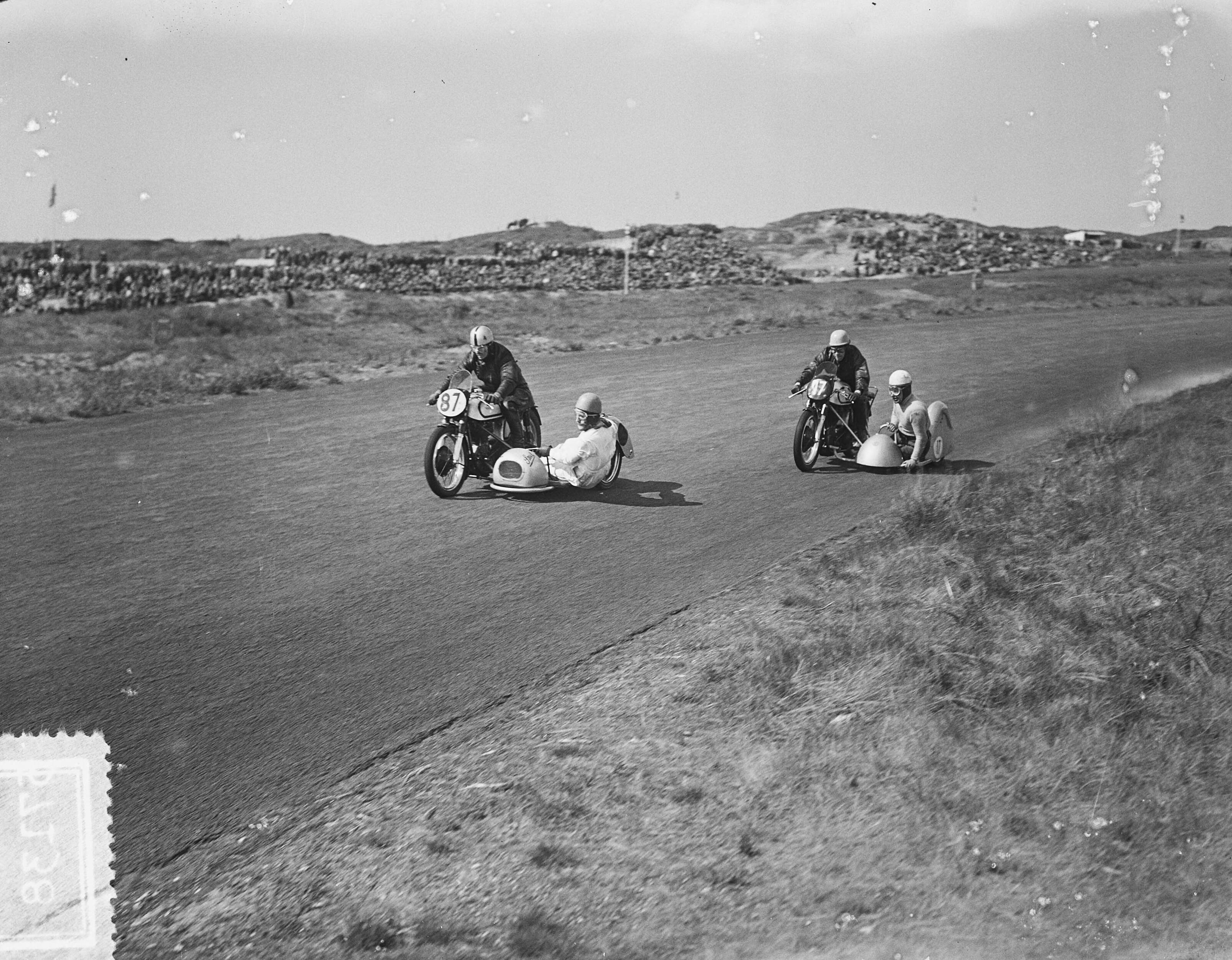 Fotocollectie Anefo — Motorraces Zandvoort. Steeman (87) gevolgd door (17) Wijns (B) winnaar — Foto: Bilsen, Joop van / Anefo. Licentie: Set B: Rechtenvrij / Publiek Domein. Bron: Nationaal Archief. http://hdl.handle.net/10648/a90bc24e-d0b4-102d-bcf8-003048976d84