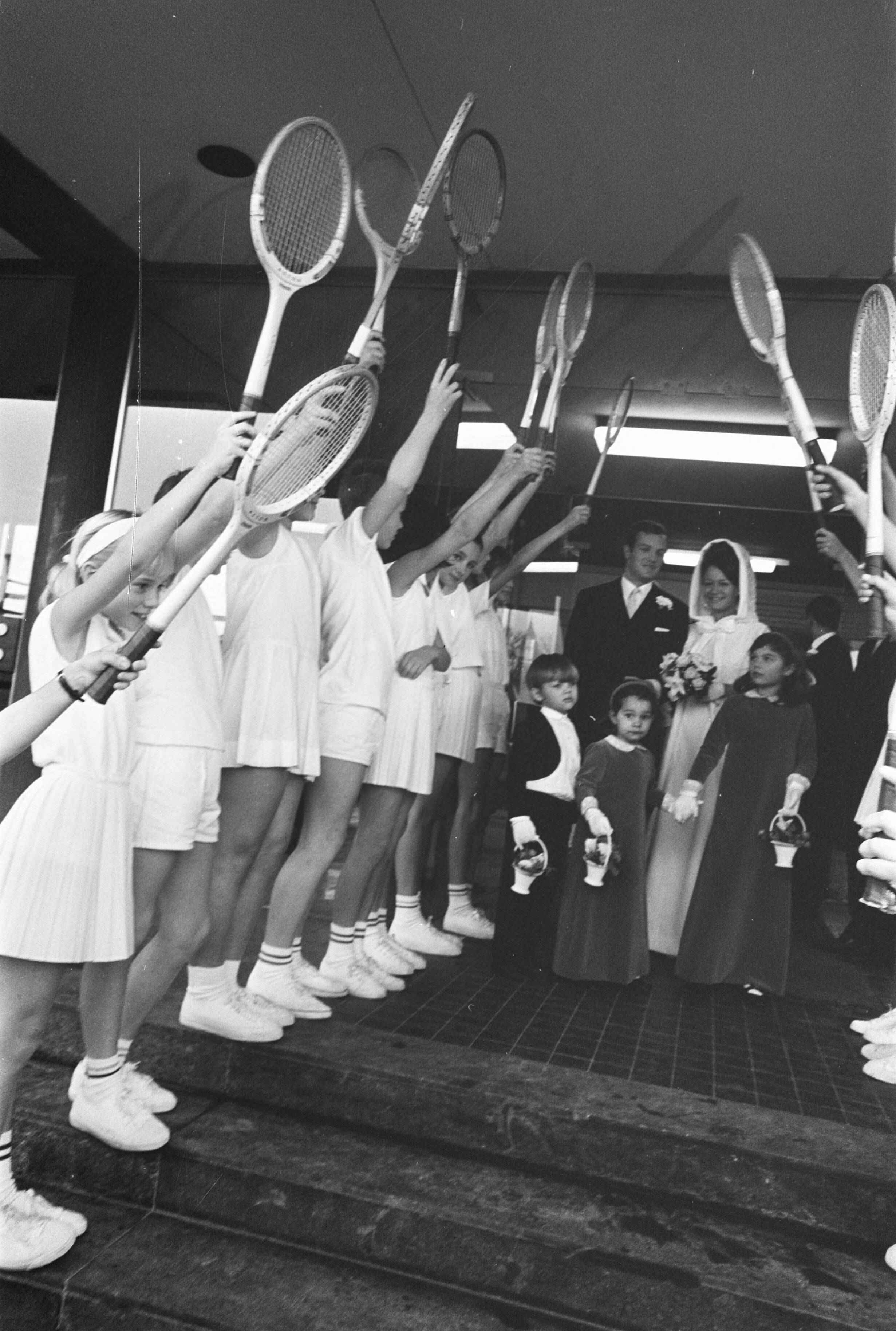 Fotocollectie Anefo — Huwelijk Tom Okker met Annemarie Wanschers te Hazerswoude — Foto: Evers, Joost / Anefo. Licentie: Set B: Rechtenvrij / Publiek Domein. Bron: Nationaal Archief. http://hdl.handle.net/10648/ab58fc7e-d0b4-102d-bcf8-003048976d84