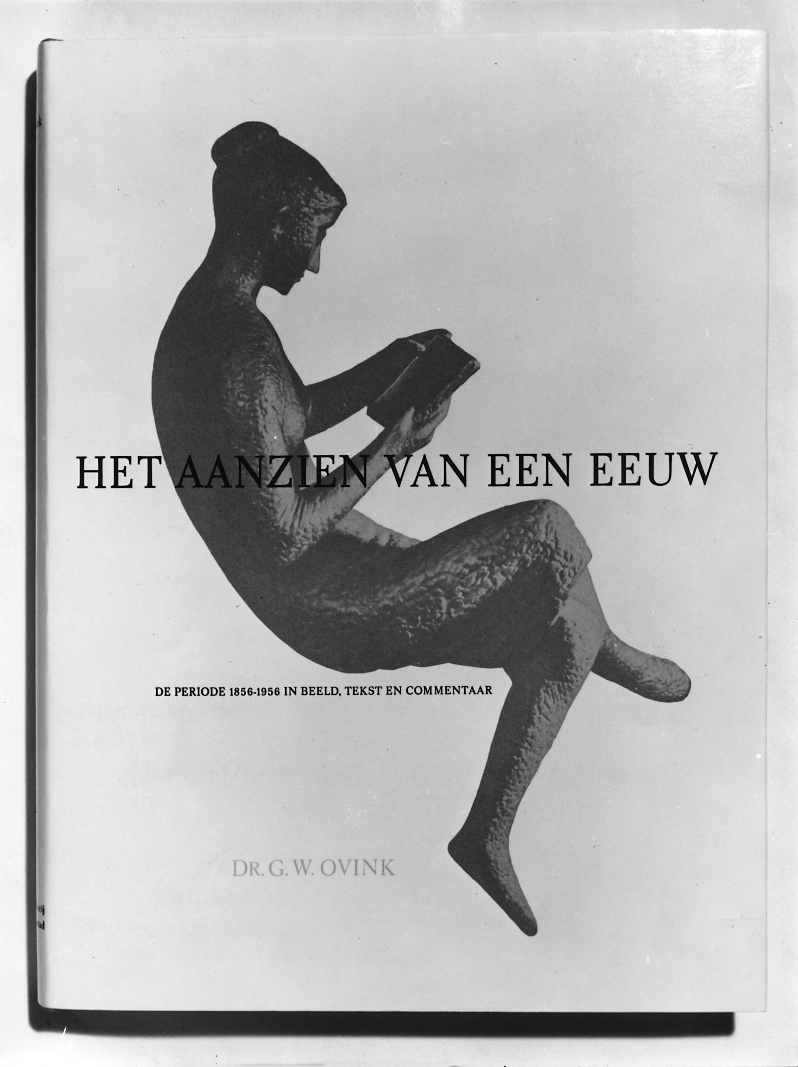 Collectie nader te bepalen — Omslag van het boek "Het Aanzien van een Eeuw. De periode 1856-1956 in beeld, tekst en commentaar" van dr. G.W. Ovink, een uitgave t.g.v. het 50-jarig bestaan van Drukkerij De Spaarnestad — Foto: Fotograaf Onbekend / Fotobureau onbekend / Spaarnestad Photo (05887). Licentie: Set B: Rechtenvrij / Publiek Domein. Bron: Nationaal Archief. http://hdl.handle.net/10648/35429da6-3a83-a382-e063-6df0900a6686
