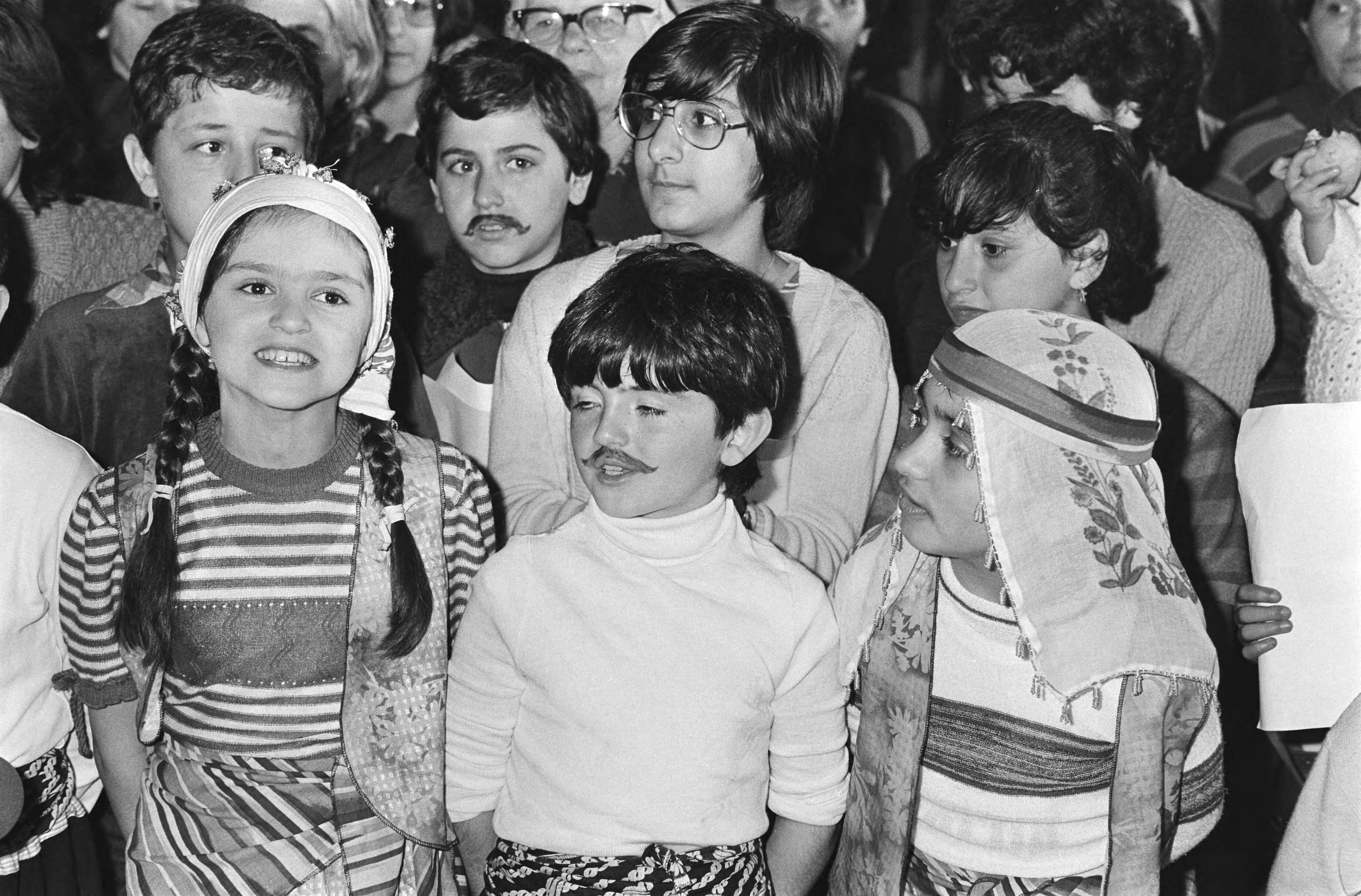 Fotocollectie Anefo — Demonstratie van groep Christen Turken uit de VU bij ministerie van Justitie in Den Haag voor politiek asiel Christen Turken kinderen — Foto: Antonisse, Marcel / Anefo. Licentie: Set B: Rechtenvrij / Publiek Domein. Bron: Nationaal Archief. http://hdl.handle.net/10648/acff7292-d0b4-102d-bcf8-003048976d84