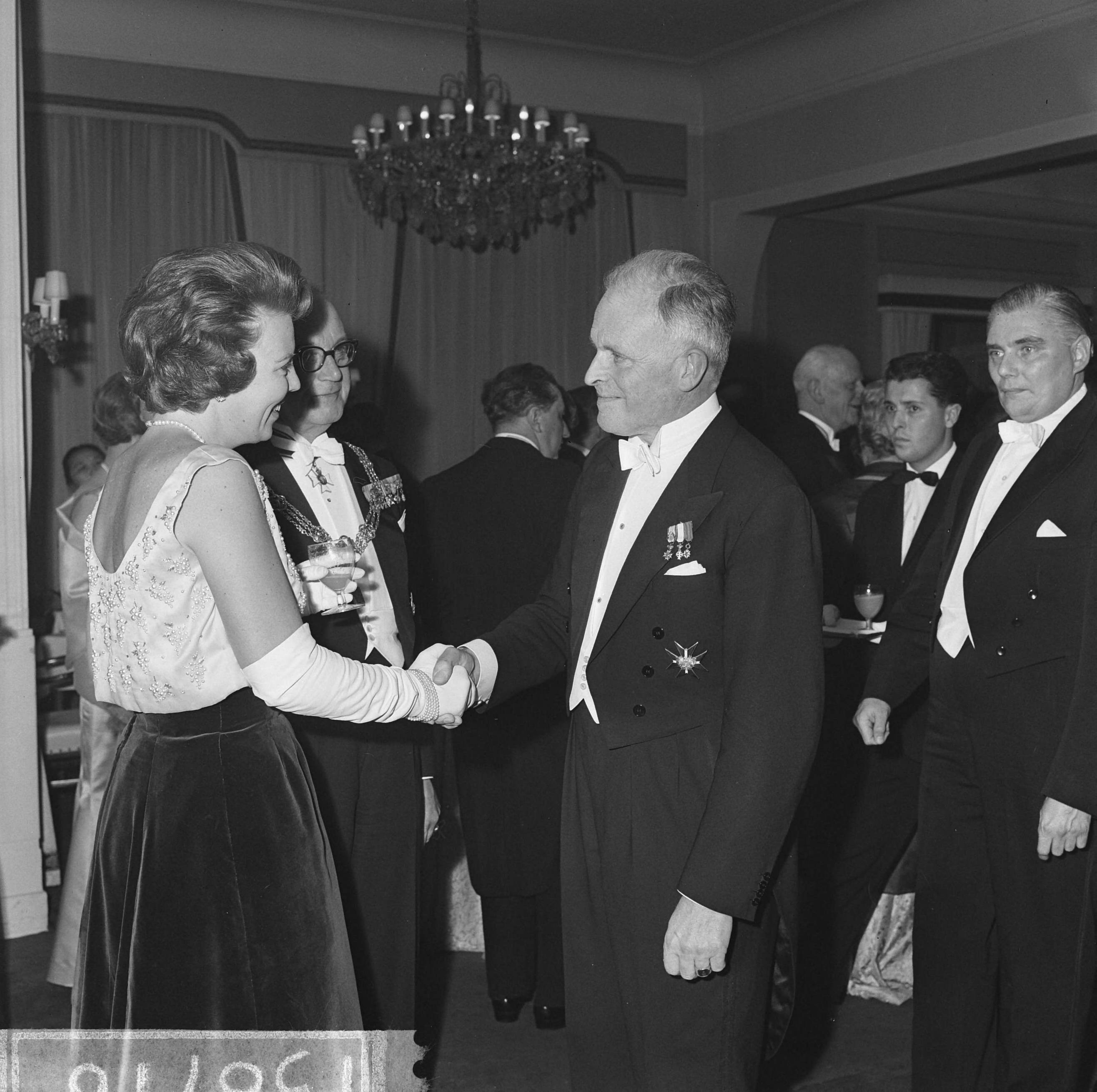 Fotocollectie Anefo — Prinses Beatrix en prinses Irene hebben in het Kurhaus te Scheveningen een galaconcert ter herdenking 150-jarig Koninkrijk bijgewoond. Burgemeester Kolfschoten stelde in de pauze enkele leden van het Residentie Orkest voor, waaronder dirigent Van Otterlo. Rechts concertmeester Willem Noske, die het programma samenstelde — Foto: Koch, Eric / Anefo. Licentie: Set B: Rechtenvrij / Publiek Domein. Bron: Nationaal Archief. http://hdl.handle.net/10648/aa52ee5c-d0b4-102d-bcf8-003048976d84