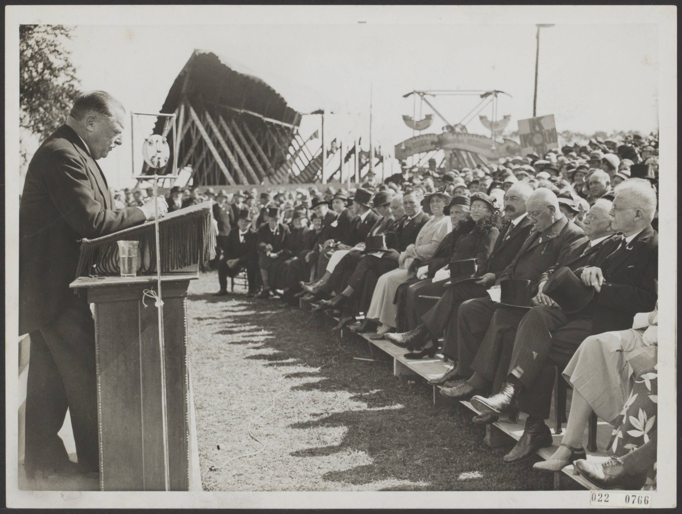 Fotocollectie Elsevier Binnenland — Herdenking 300 jaar bestaan van de Schermerpolder. De Commissaris der Koningin mr. dr. A. baron Röell tijdens zijn toespraak — Foto: N.V. Polygoon. Licentie: Set B: Rechtenvrij / Publiek Domein. Bron: Nationaal Archief. http://hdl.handle.net/10648/add316e2-d0b4-102d-bcf8-003048976d84