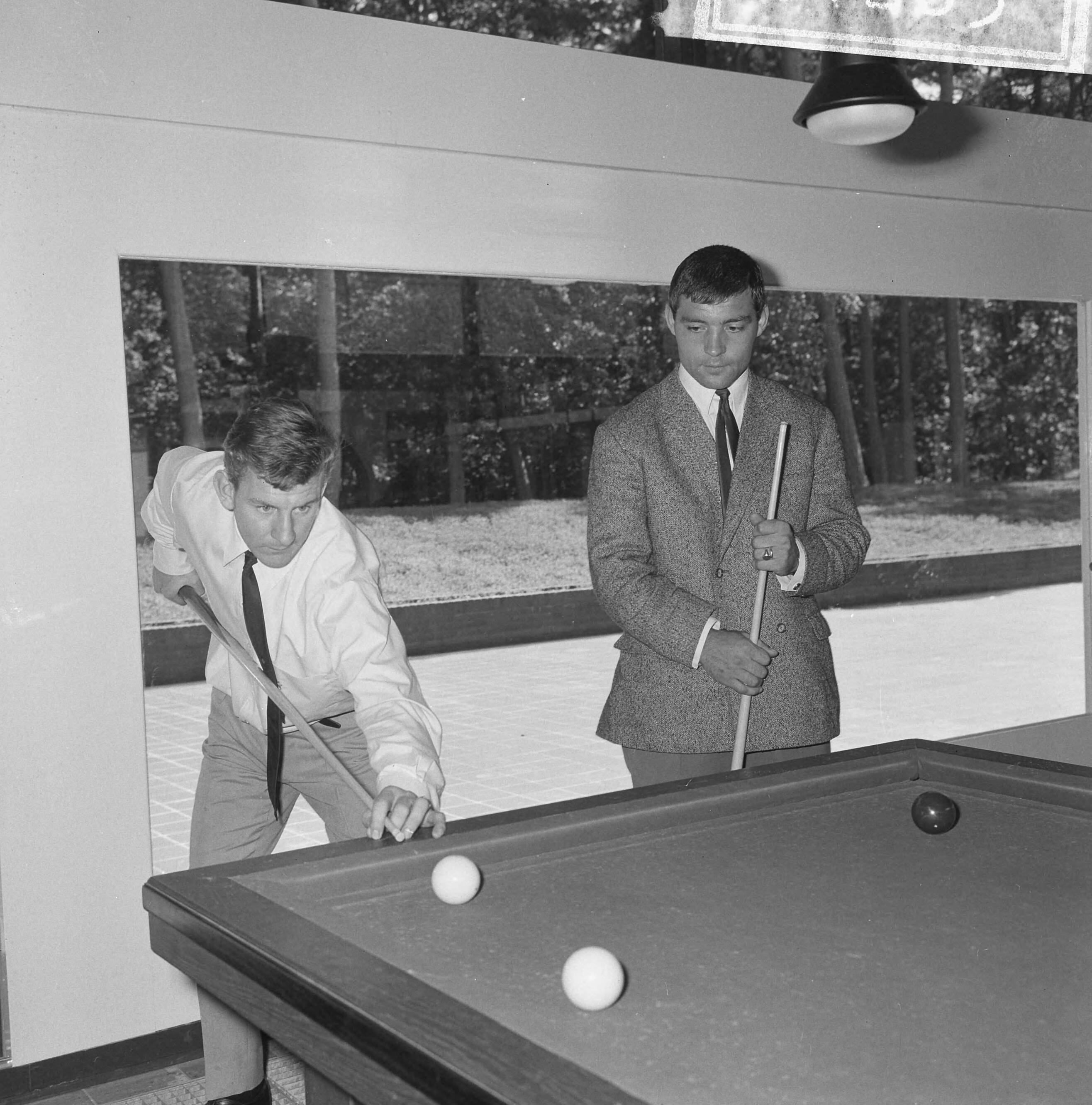 Fotocollectie Anefo — Centrale Training van het Nederlandse elftal in het KNVB-sportcentrum te Zeist, Co Prins (links) en Theo Laseroms biljarten — Foto: Nijs, Jac. de / Anefo. Licentie: Set B: Rechtenvrij / Publiek Domein. Bron: Nationaal Archief. http://hdl.handle.net/10648/aabe096c-d0b4-102d-bcf8-003048976d84