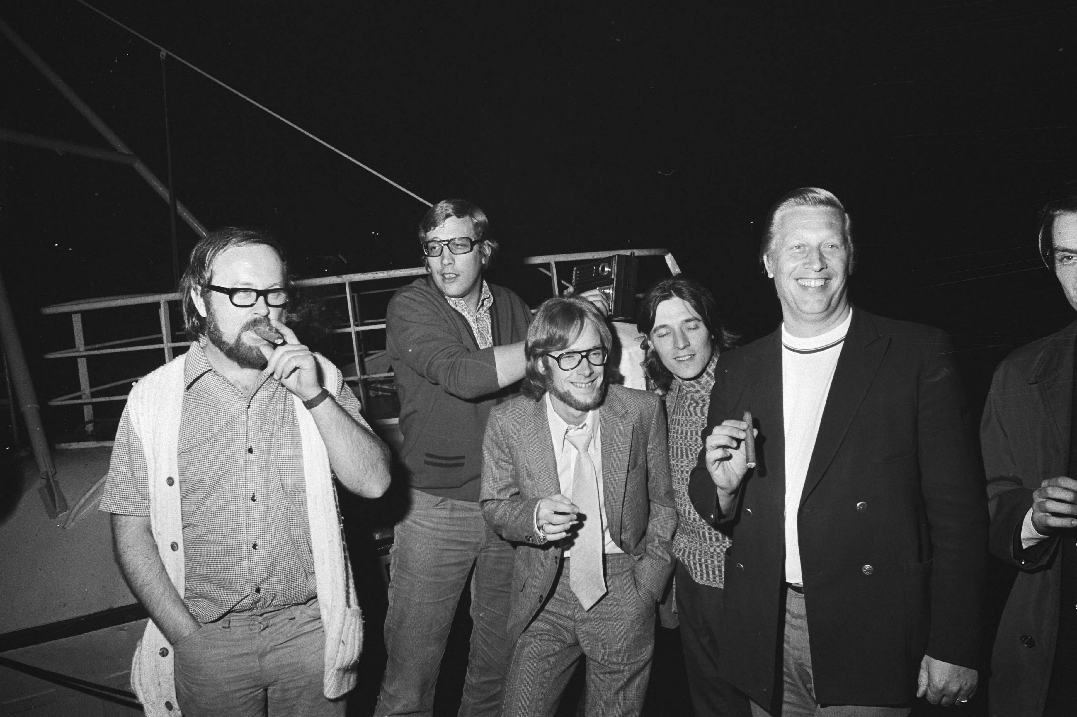 Fotocollectie Anefo — Diskjockeys van Radio Noordzee in de haven van Scheveningen, v.l.n.r. Joost den Draaijer, Jan van Veen en Ferry Maat — Foto: Verhoeff, Bert / Anefo. Licentie: Set B: Rechtenvrij / Publiek Domein. Bron: Nationaal Archief. http://hdl.handle.net/10648/abbf7fd0-d0b4-102d-bcf8-003048976d84