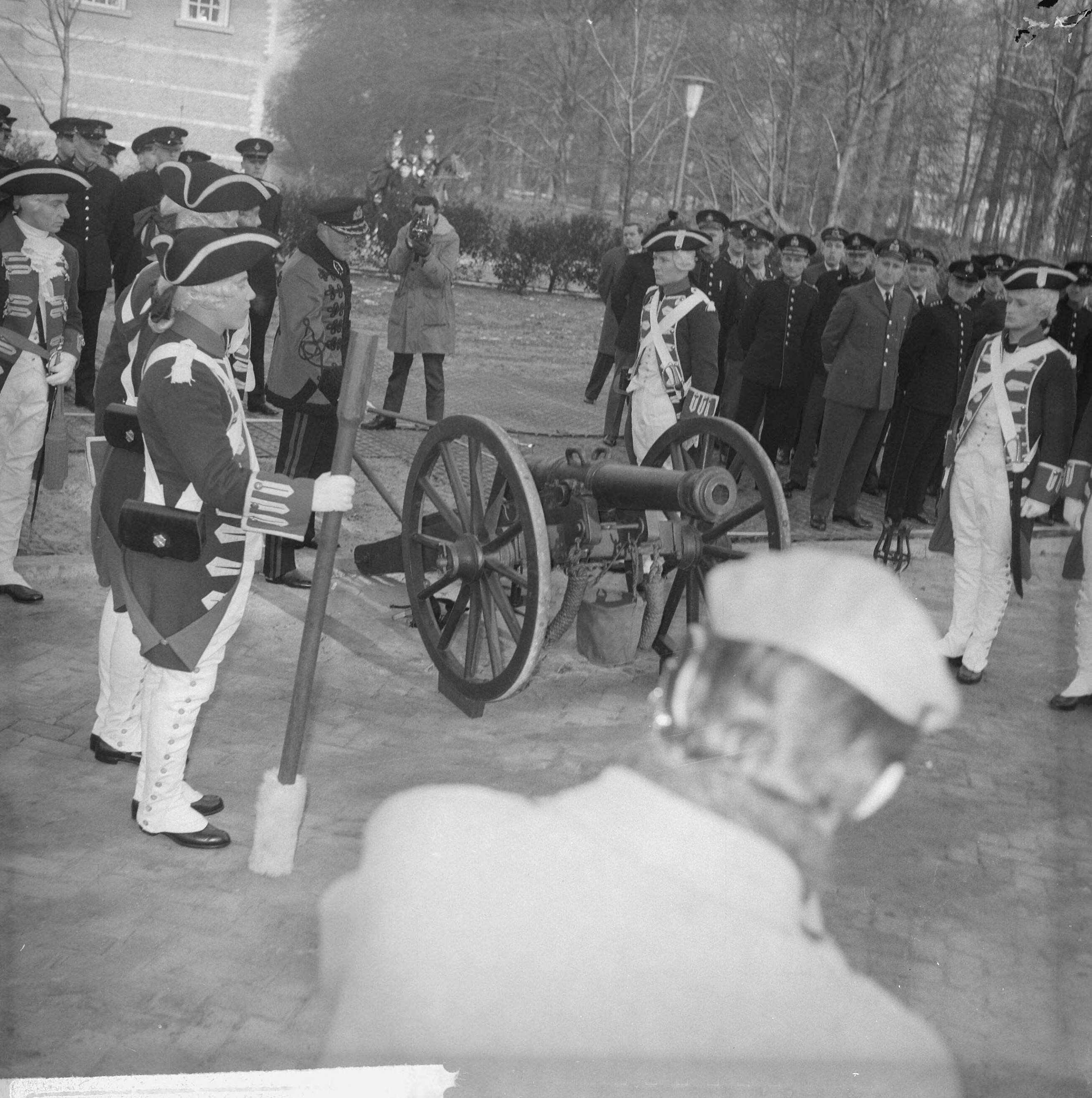 Fotocollectie Anefo — Prins Bernhard opende Prins Bernhardpaviljoen op de KMA te Breda. Bij de openingsplechtigheid moest de Prins een 18e eeuws kanon afschieten — Foto: Nijs, Jac. de / Anefo. Licentie: Set B: Rechtenvrij / Publiek Domein. Bron: Nationaal Archief. http://hdl.handle.net/10648/aa5635a8-d0b4-102d-bcf8-003048976d84