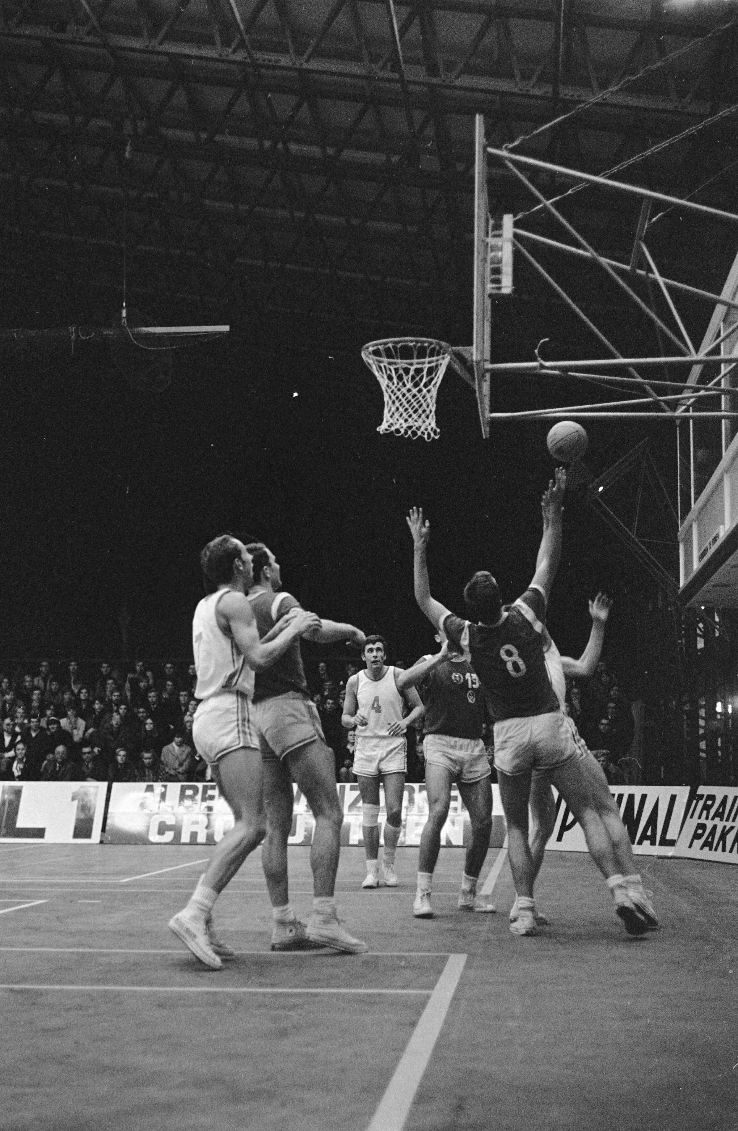 Fotocollectie Anefo — Europa Cup Basketbal. Haarlem Flamingo's -Vorwärts Leipzig (70-75). Spelmoment — Foto: Koch, Eric / Anefo. Licentie: Set B: Rechtenvrij / Publiek Domein. Bron: Nationaal Archief. http://hdl.handle.net/10648/ab54caaa-d0b4-102d-bcf8-003048976d84