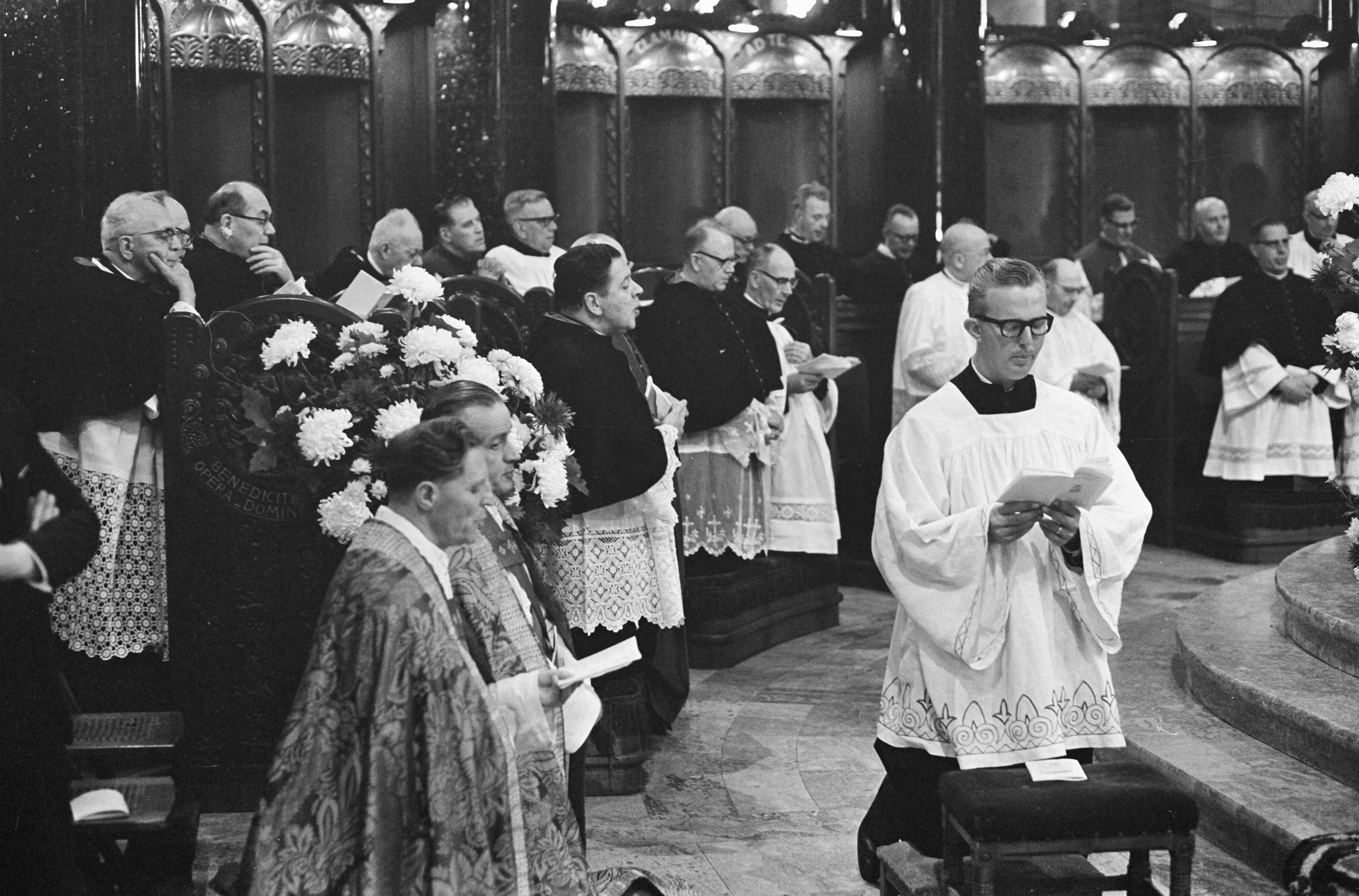 Bisschopswijding van mgr. drs. Th.N.J. Zwartkruis in St. Bavo te Haarlem — Bisschop mgr. drs. Zwartkruis tijdens de inwijding — Foto: Fotograaf Onbekend / Anefo. Licentie: Set B: Rechtenvrij / Publiek Domein. Bron: Nationaal Archief. http://hdl.handle.net/10648/ab0154ce-d0b4-102d-bcf8-003048976d84