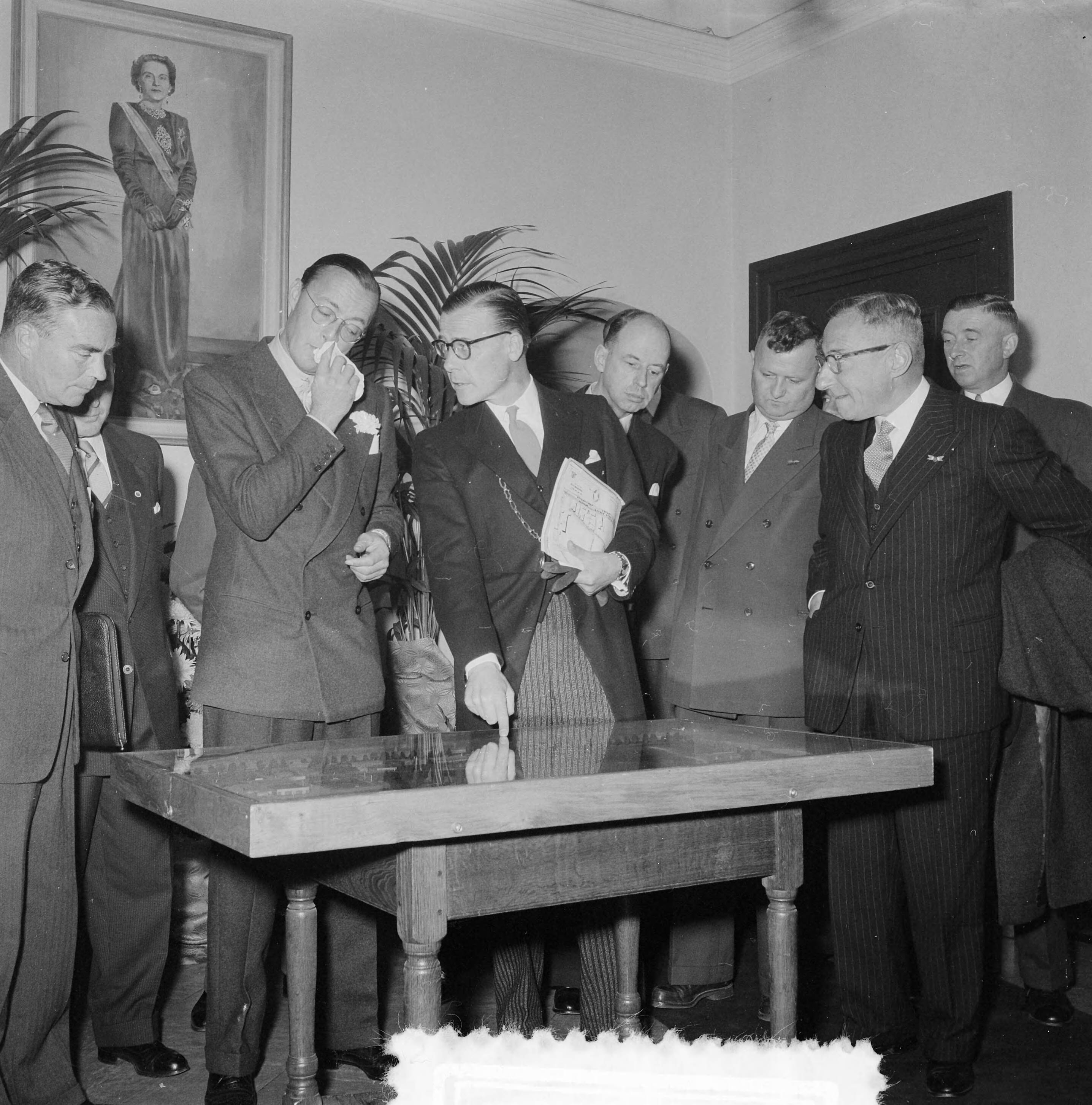 Prins Bernhard bezoekt West-Brabant — Prins Bernhard bezoekt industriegebied Etten-Leur. Ontvangst in het gemeentehuis — Foto: Noske, J.D. / Anefo. Licentie: Set B: Rechtenvrij / Publiek Domein. Bron: Nationaal Archief. http://hdl.handle.net/10648/a93c0e40-d0b4-102d-bcf8-003048976d84