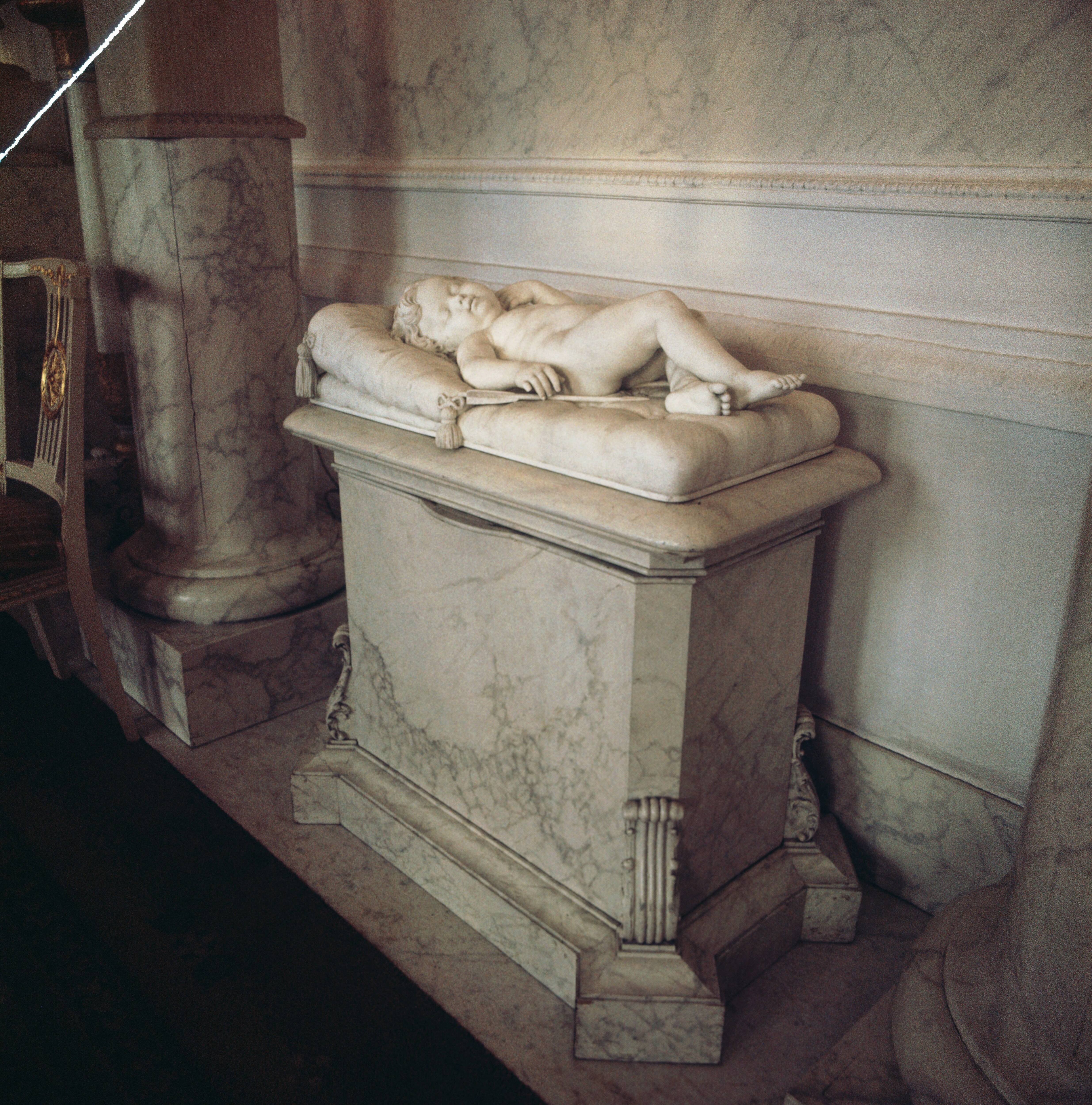 Paleis Soestdijk — Interieur. beeldhouwwerk — Foto: Onbekend / RVD. Licentie: Set B: Rechtenvrij / Publiek Domein. Bron: Nationaal Archief. http://hdl.handle.net/10648/afa83d62-d0b4-102d-bcf8-003048976d84