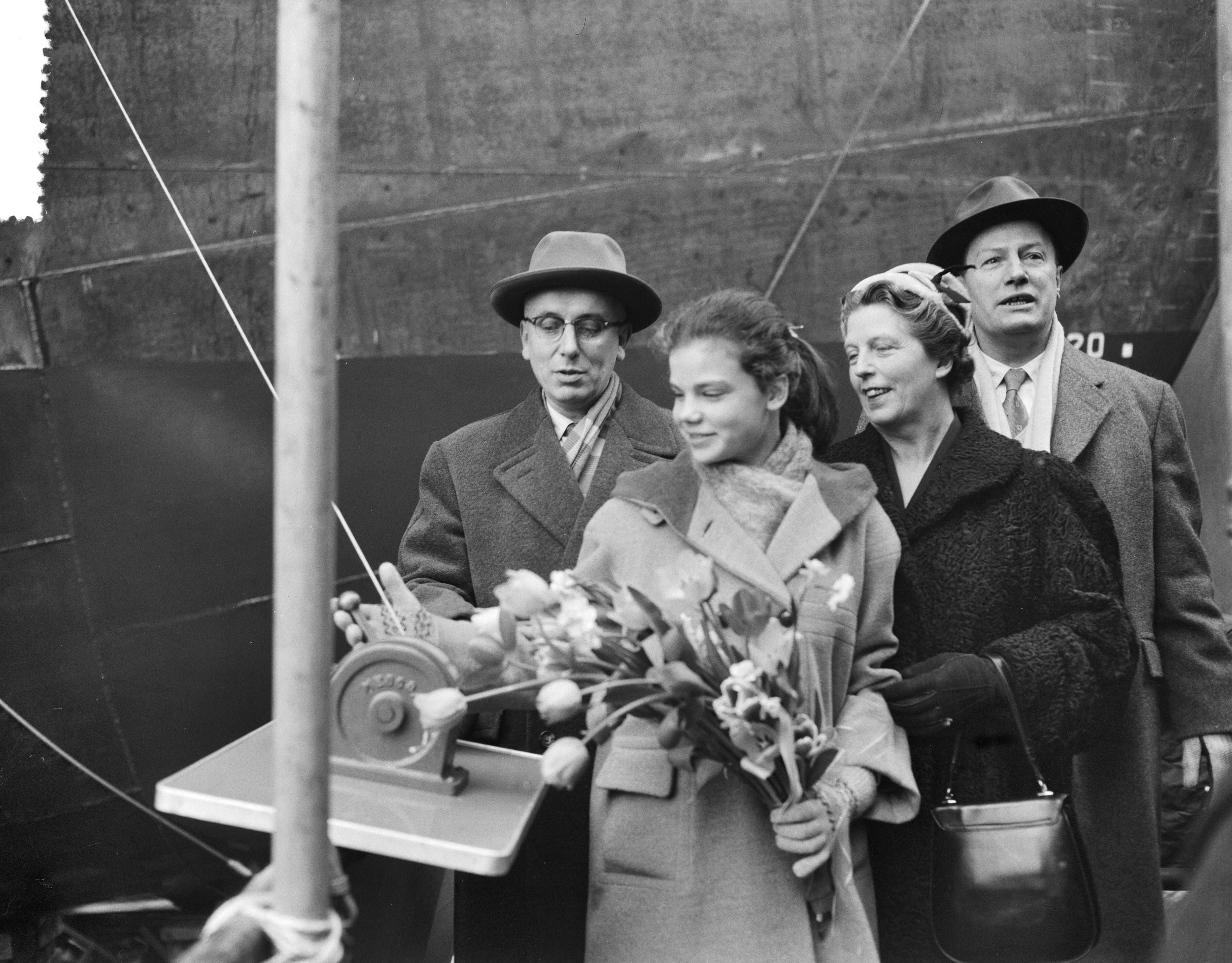 Fotocollectie Anefo — Tewaterlating motorcoaster "Hvideklint" bij de Zaanlandse Scheepsbouw Maatschappij te Zaandam — Foto: Bilsen, Joop van / Anefo. Licentie: Set B: Rechtenvrij / Publiek Domein. Bron: Nationaal Archief. http://hdl.handle.net/10648/a95b3626-d0b4-102d-bcf8-003048976d84