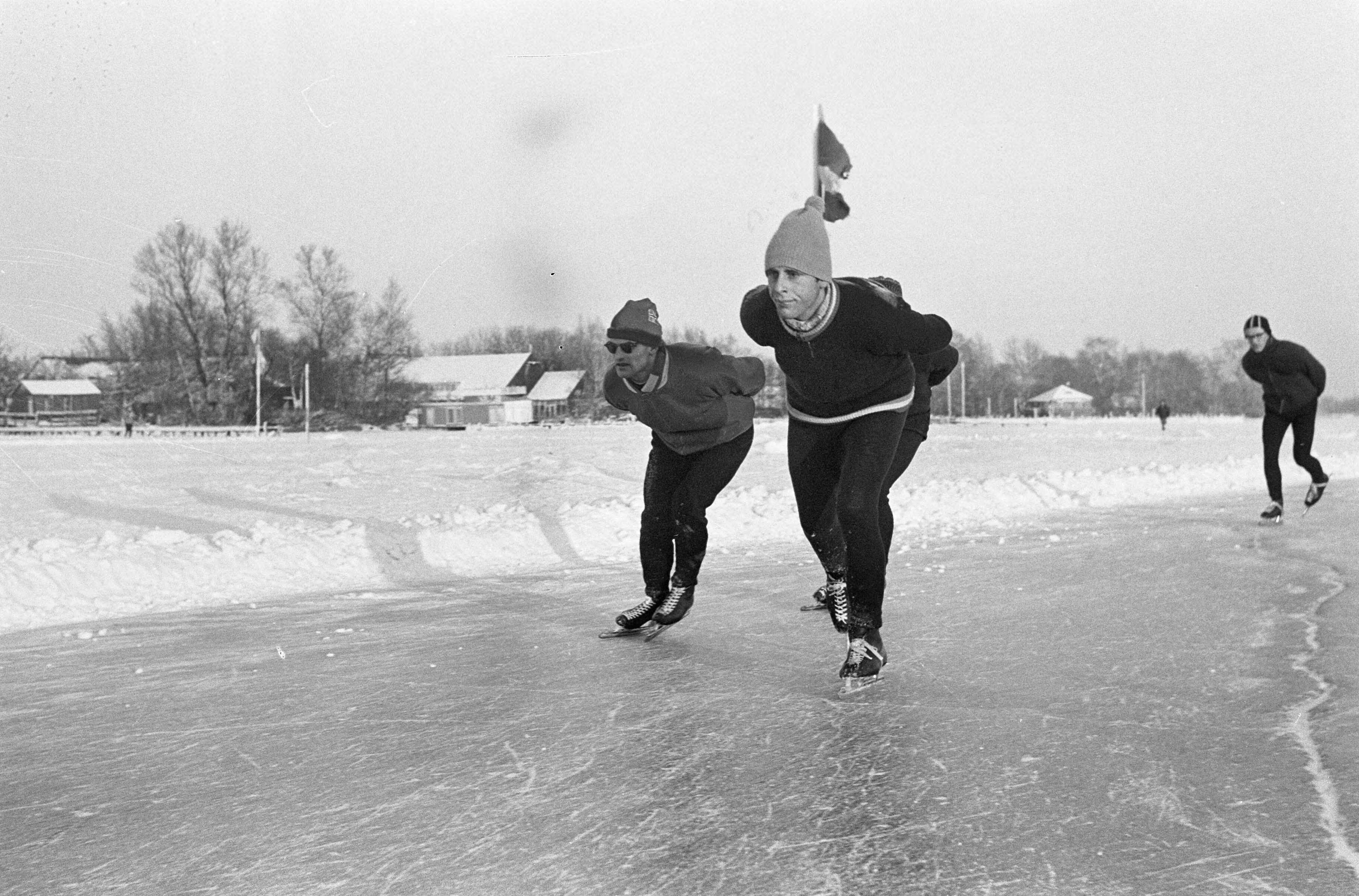 Fotocollectie Anefo — Ronde van Loosdrecht. De kopgroep in aktie, voorop de Italiaan Angelo Damo, links Leen Pfrommer — Foto: Koch, Eric / Anefo. Licentie: Set B: Rechtenvrij / Publiek Domein. Bron: Nationaal Archief. http://hdl.handle.net/10648/aa2659aa-d0b4-102d-bcf8-003048976d84