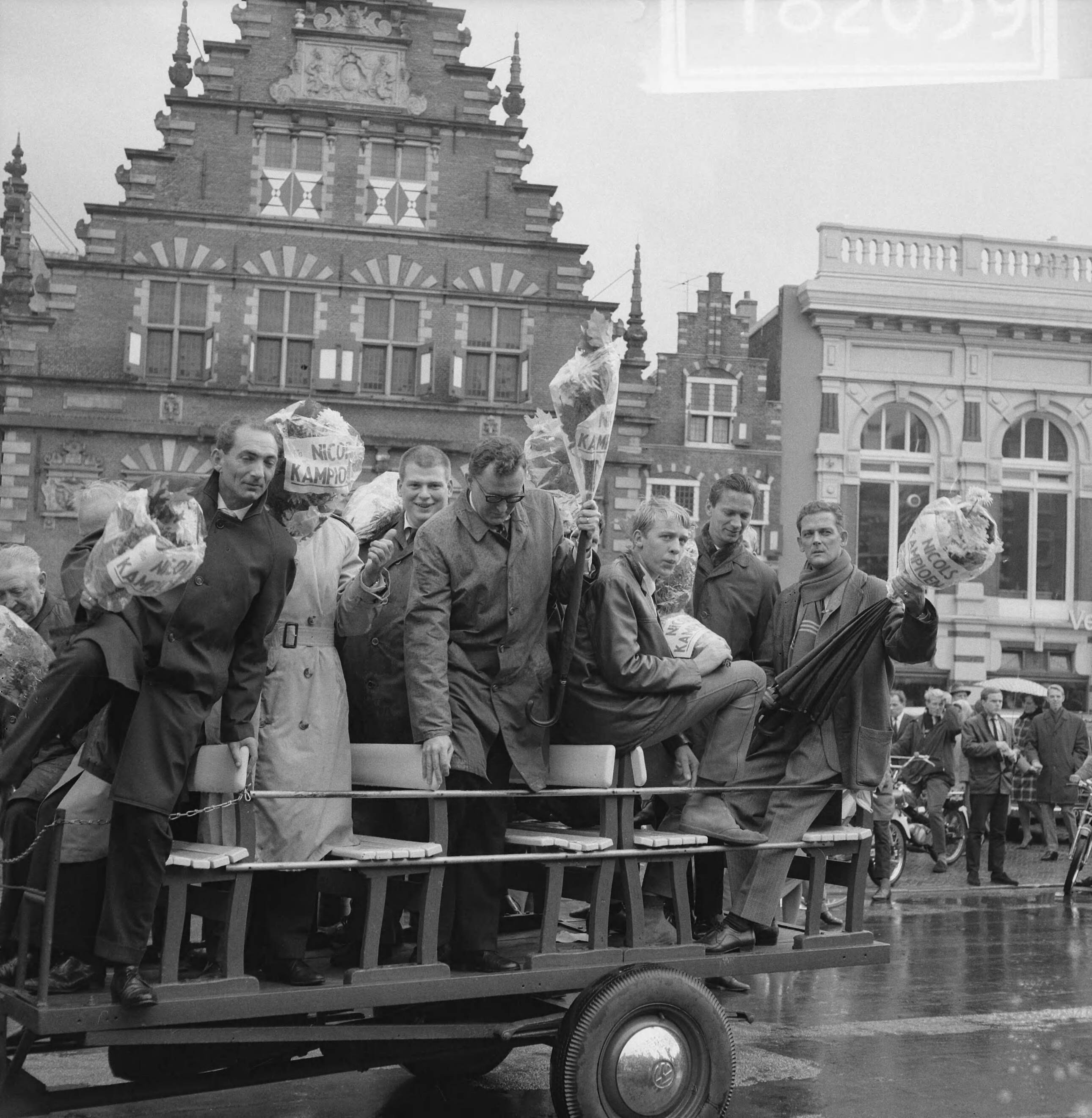 Fotocollectie Anefo — Haarlem Nicols nieuwe Nederlandse honkbalkampioen, hier maken zij rondrit door de stad op ponywagens — Foto: Kroon, Ron / Anefo. Licentie: Set B: Rechtenvrij / Publiek Domein. Bron: Nationaal Archief. http://hdl.handle.net/10648/aac13f1a-d0b4-102d-bcf8-003048976d84