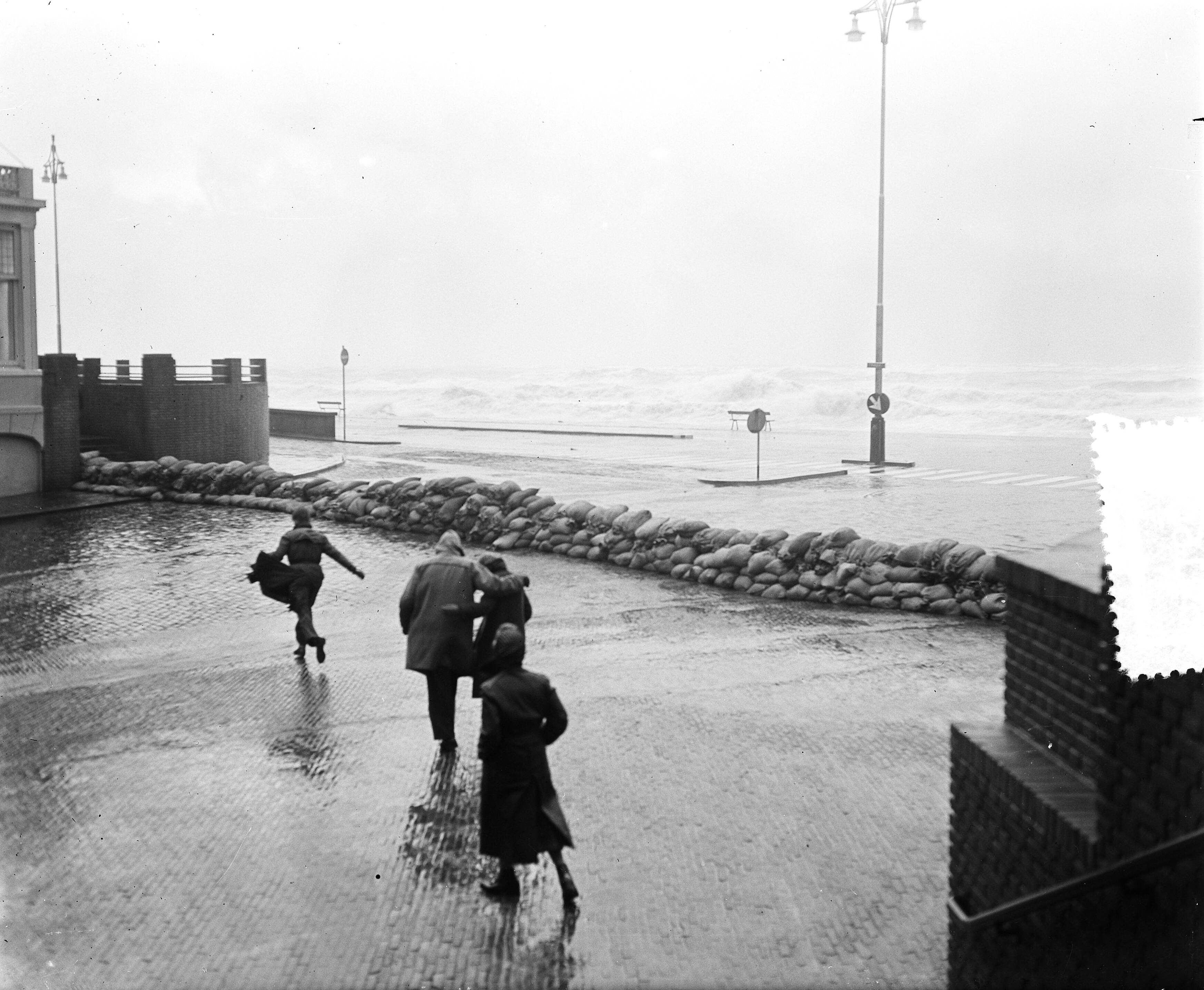 Fotocollectie Anefo — Storm op de kust. Zandzakken op de boulevard van Scheveningen — Foto: Pot, Harry / Anefo. Licentie: Set B: Rechtenvrij / Publiek Domein. Bron: Nationaal Archief. http://hdl.handle.net/10648/a92ee4f4-d0b4-102d-bcf8-003048976d84